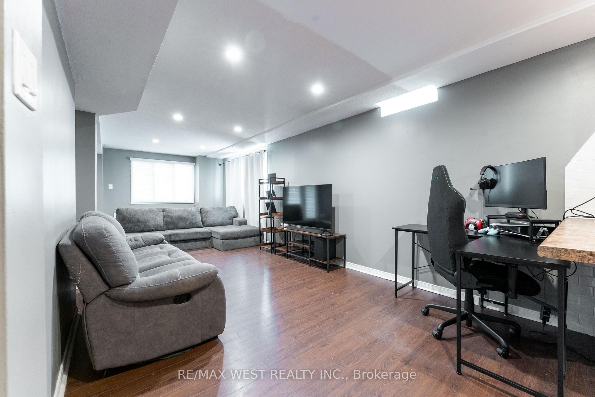 Photo 21 of 19 Moore Place, Barrie, Letitia Heights — HOMEH