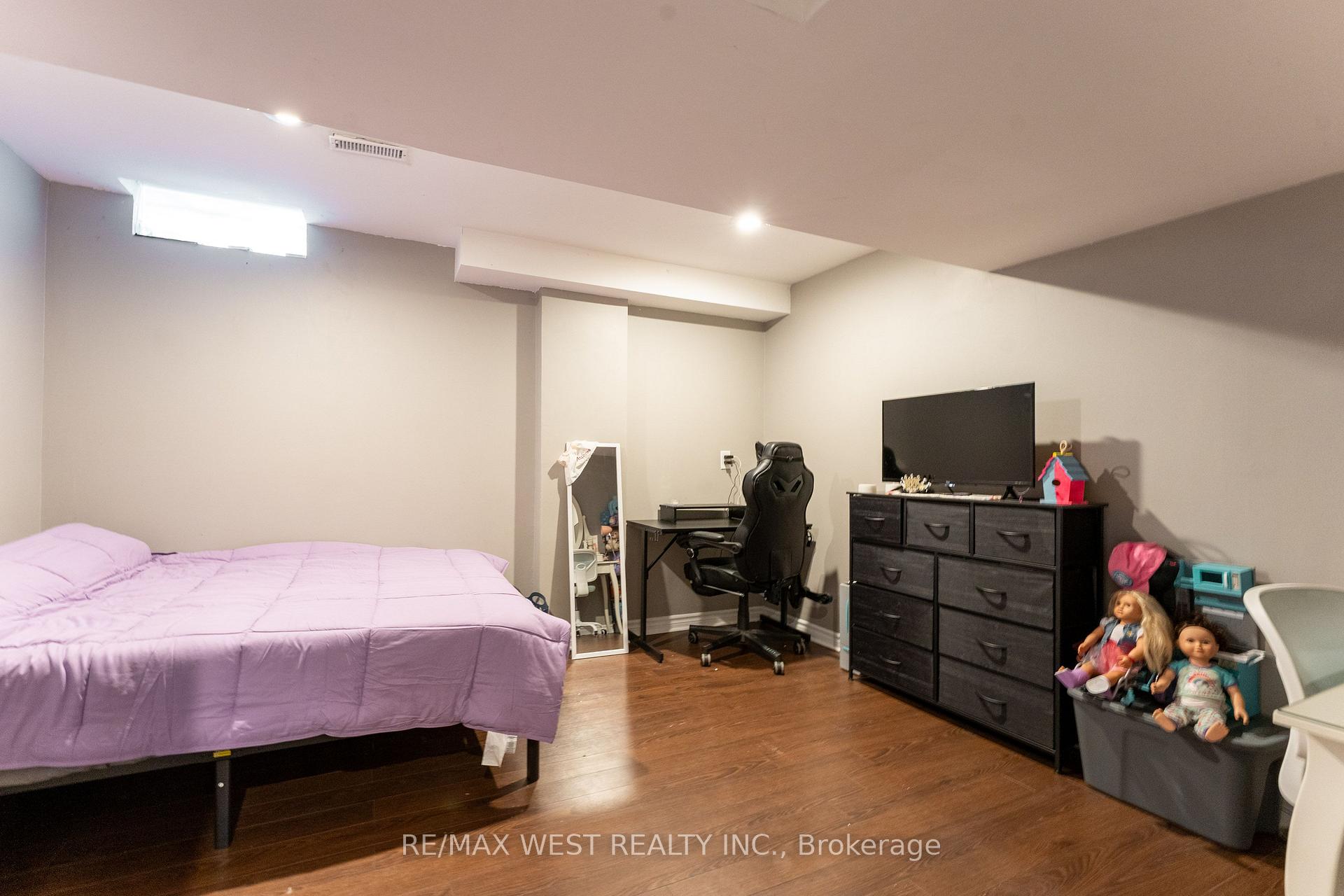 Photo 24 of 19 Moore Place, Barrie, Letitia Heights — HOMEH
