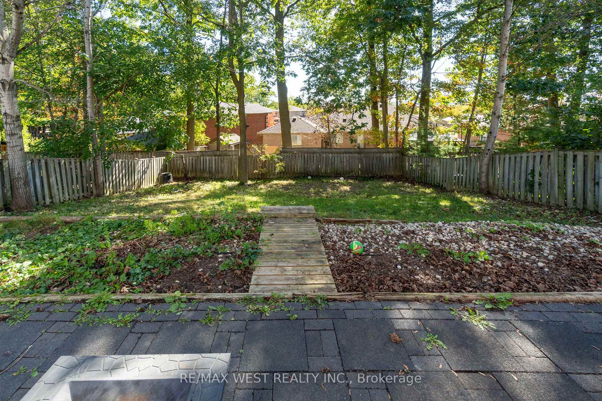 Photo 25 of 19 Moore Place, Barrie, Letitia Heights — HOMEH