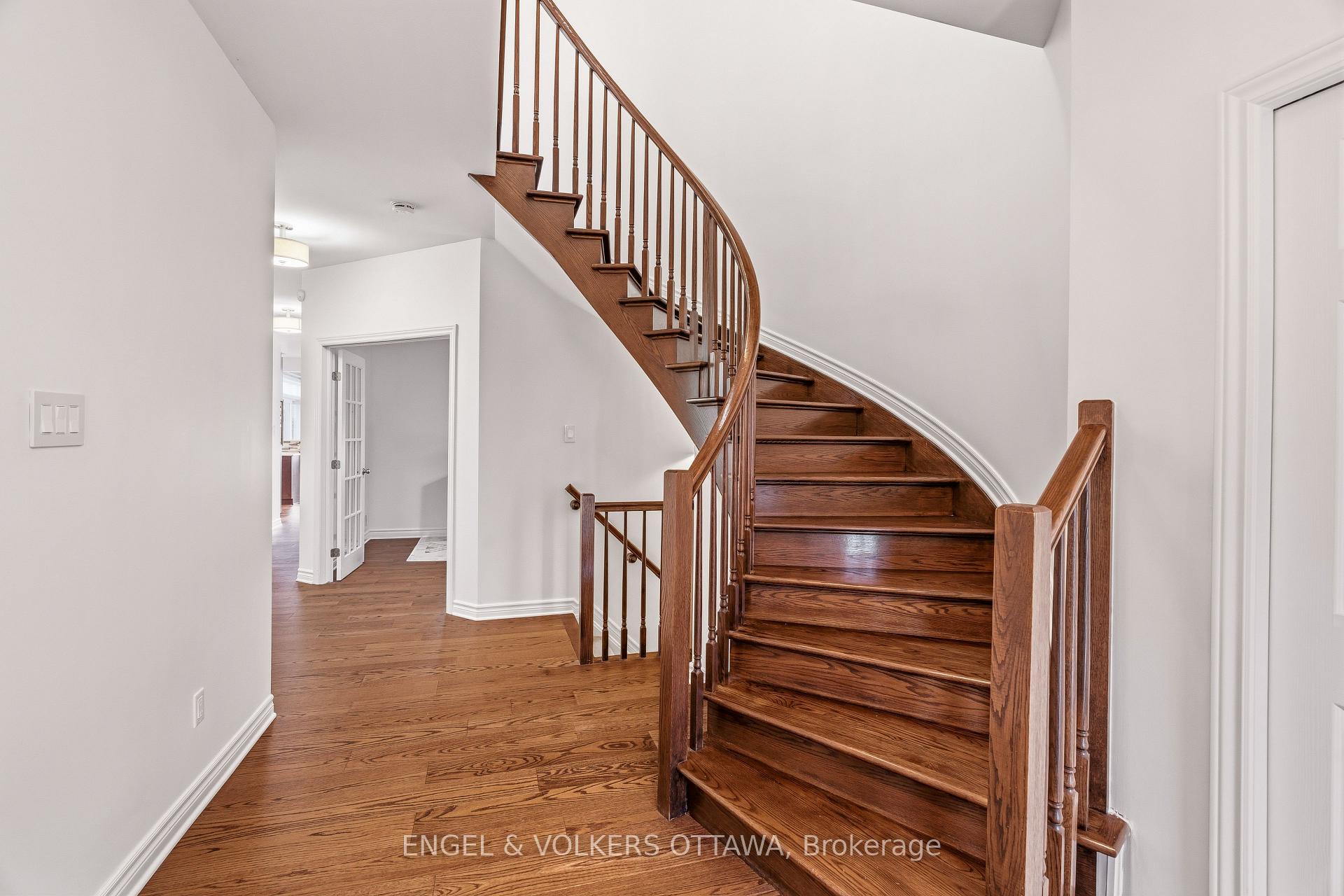 Photo 4 of 704 Wrangler Circle, Ottawa, Stittsville (North) — HOMEH