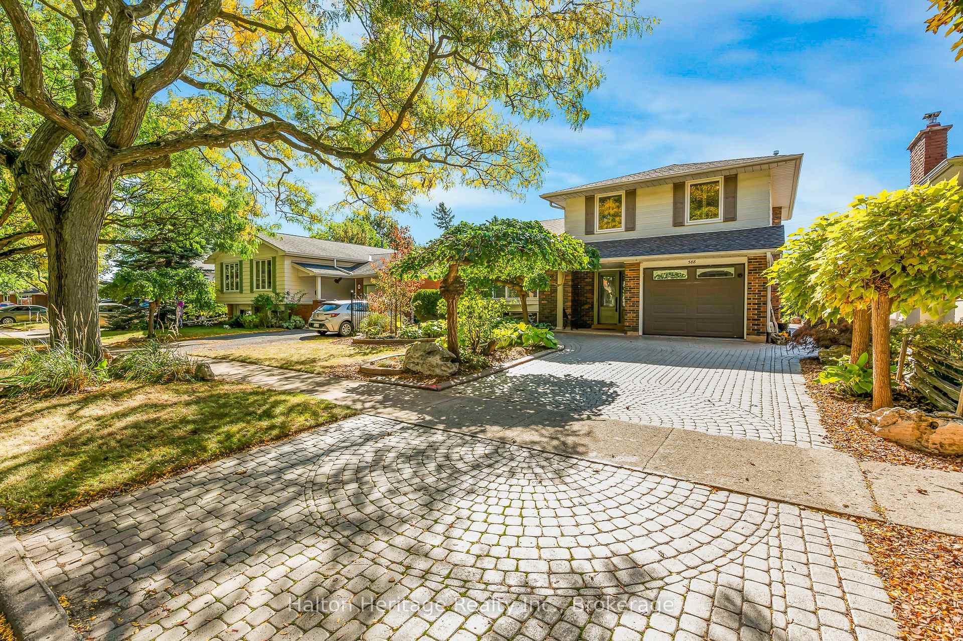 Photo 1 of 588 Louise Drive, Burlington, Shoreacres — HOMEH