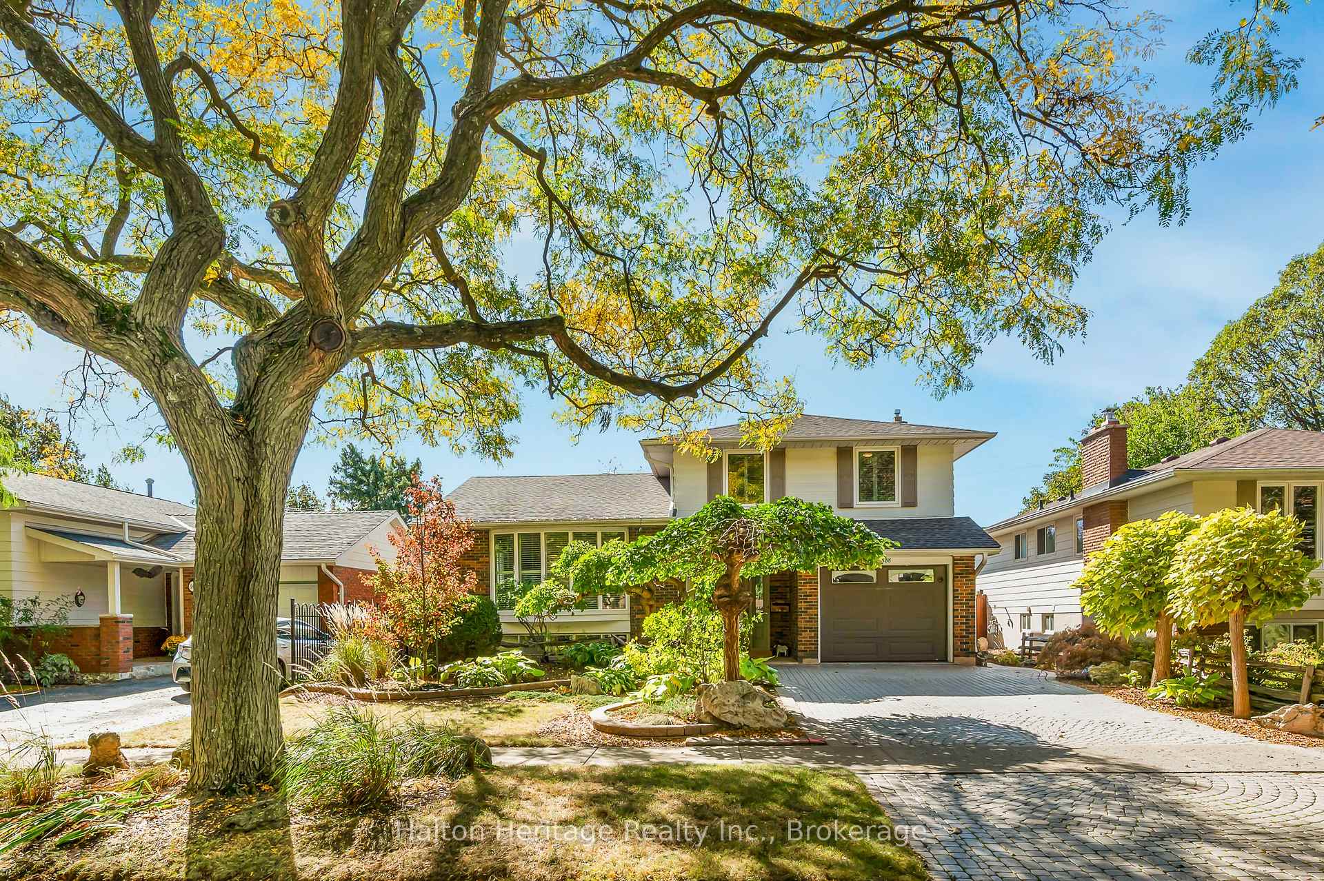 Photo 2 of 588 Louise Drive, Burlington, Shoreacres — HOMEH