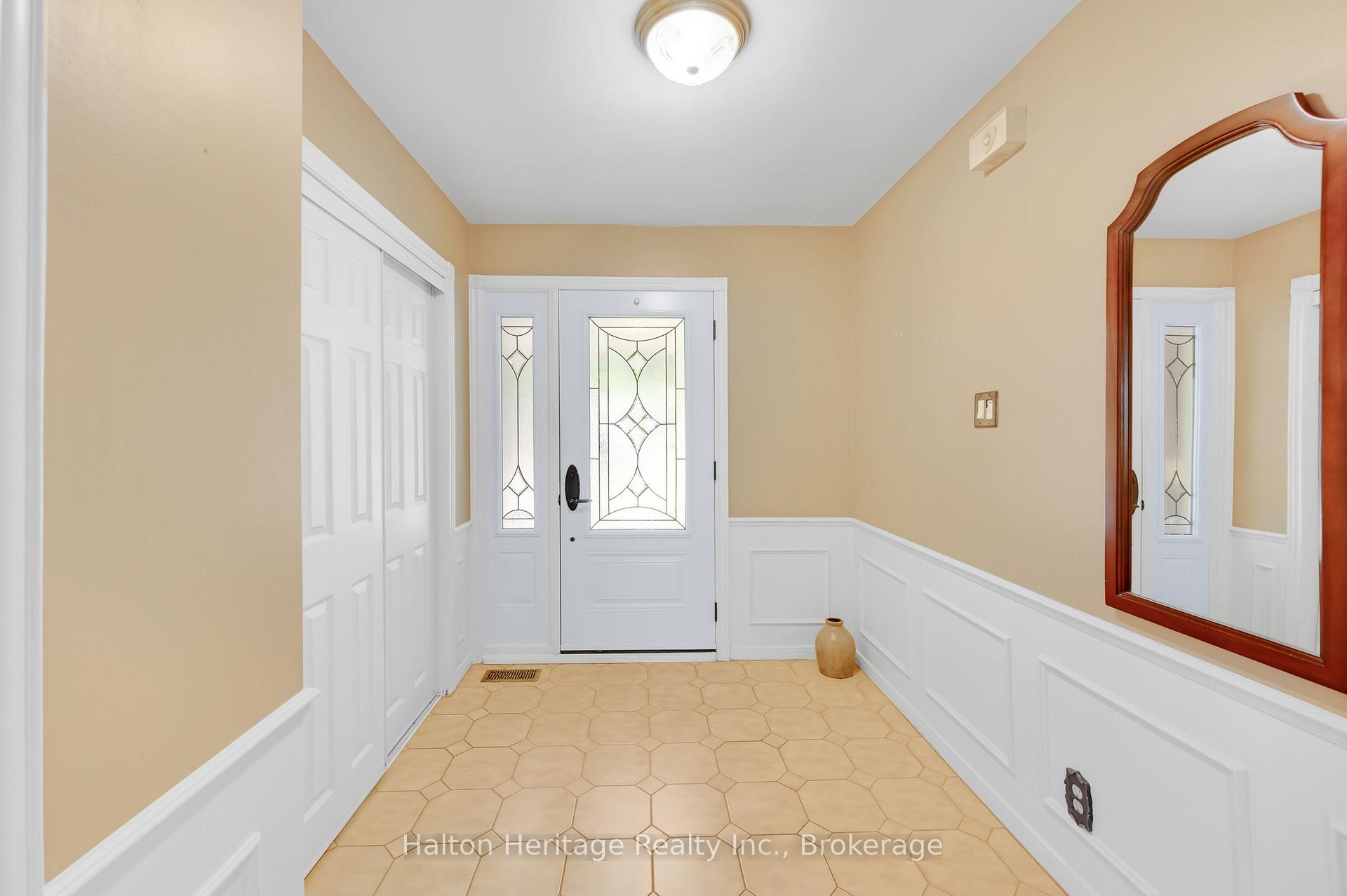 Photo 4 of 588 Louise Drive, Burlington, Shoreacres — HOMEH