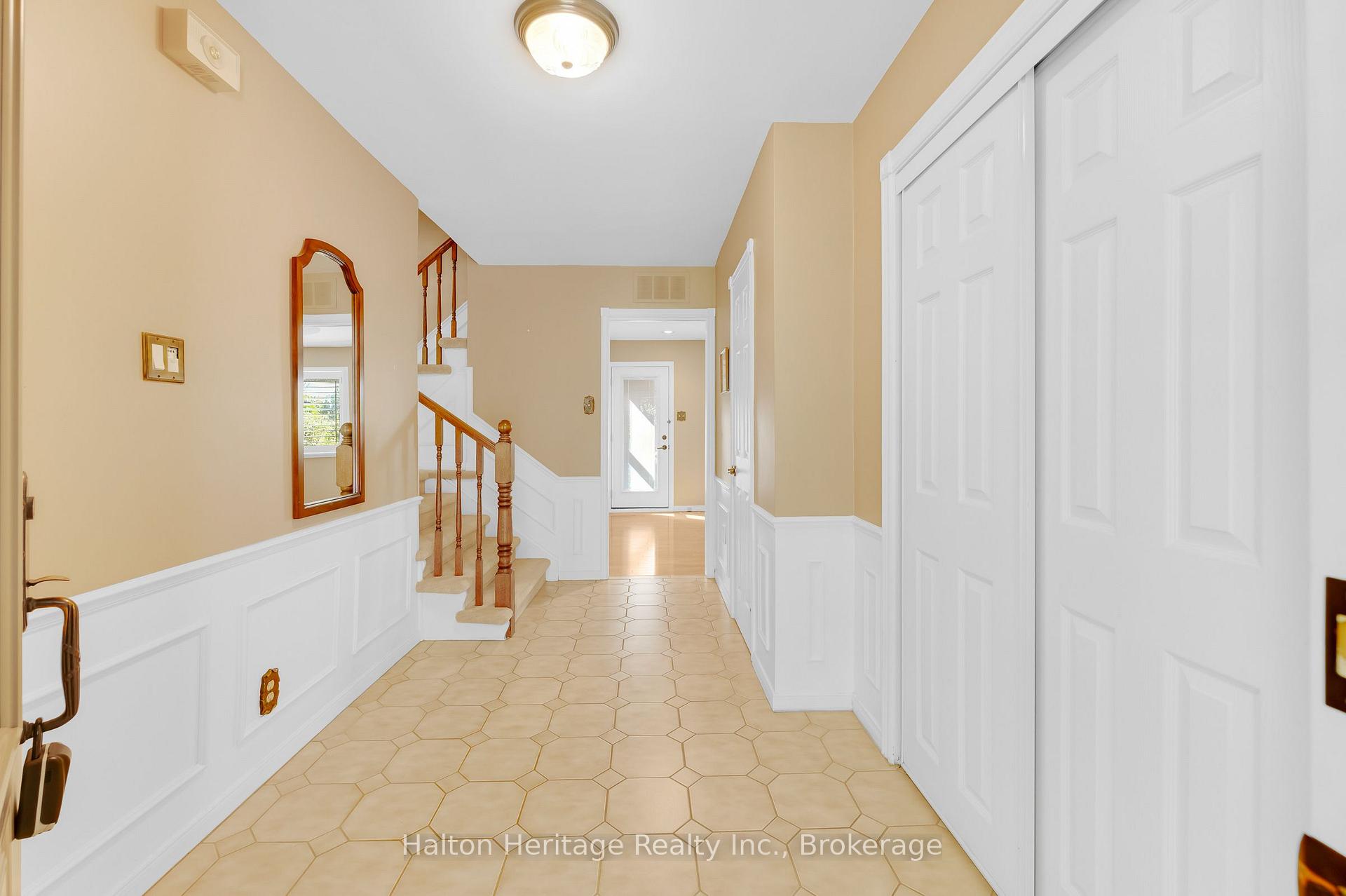 Photo 5 of 588 Louise Drive, Burlington, Shoreacres — HOMEH