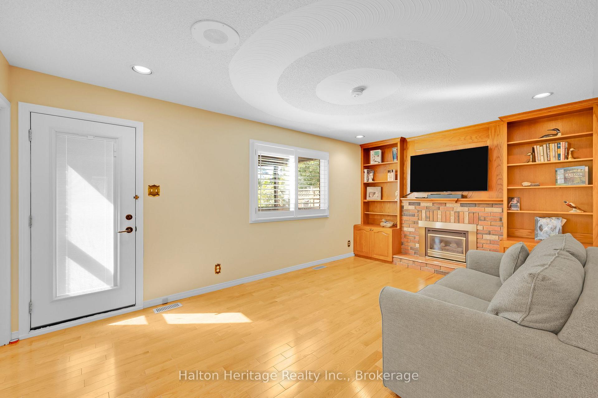 Photo 7 of 588 Louise Drive, Burlington, Shoreacres — HOMEH