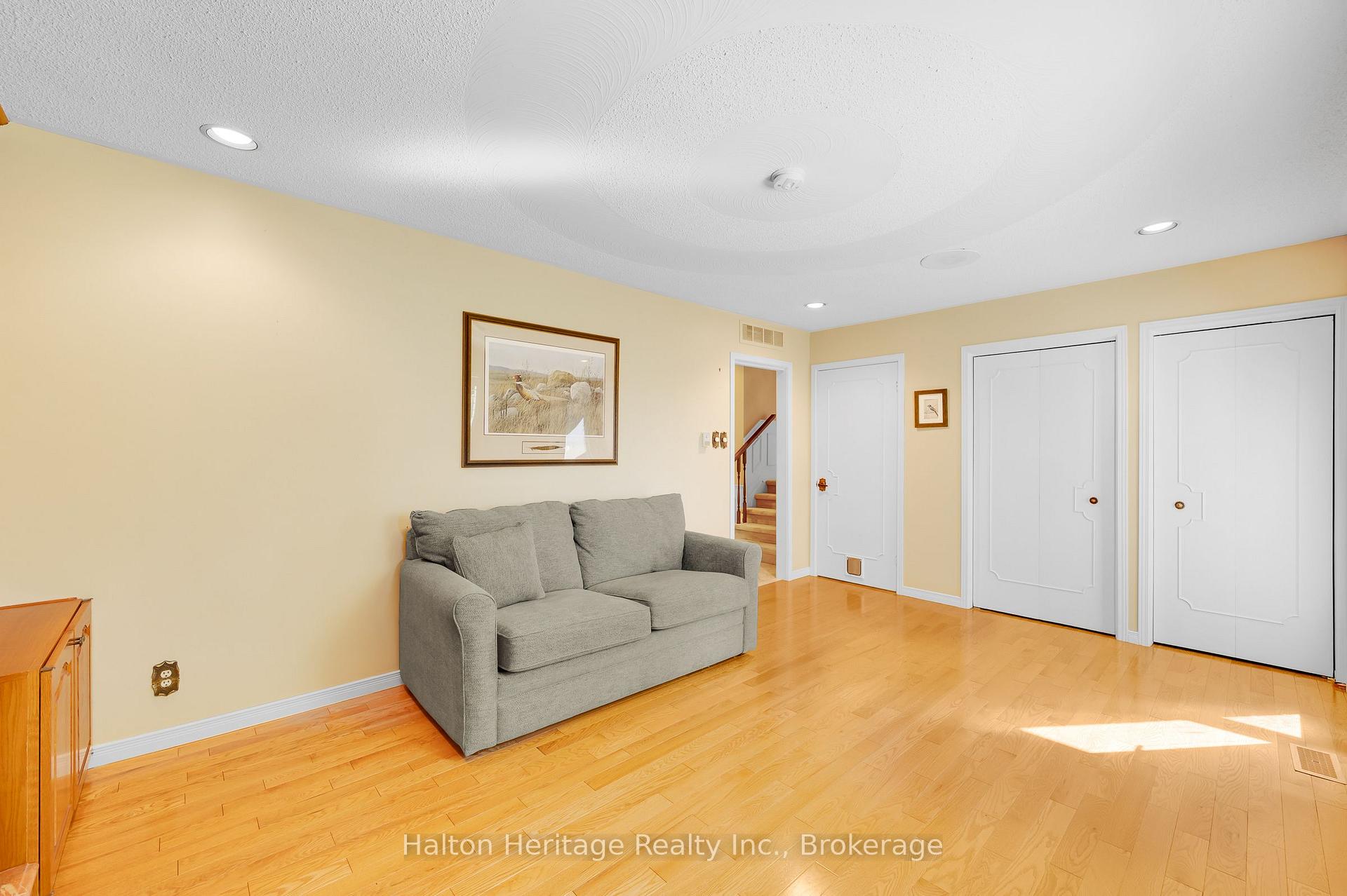 Photo 8 of 588 Louise Drive, Burlington, Shoreacres — HOMEH