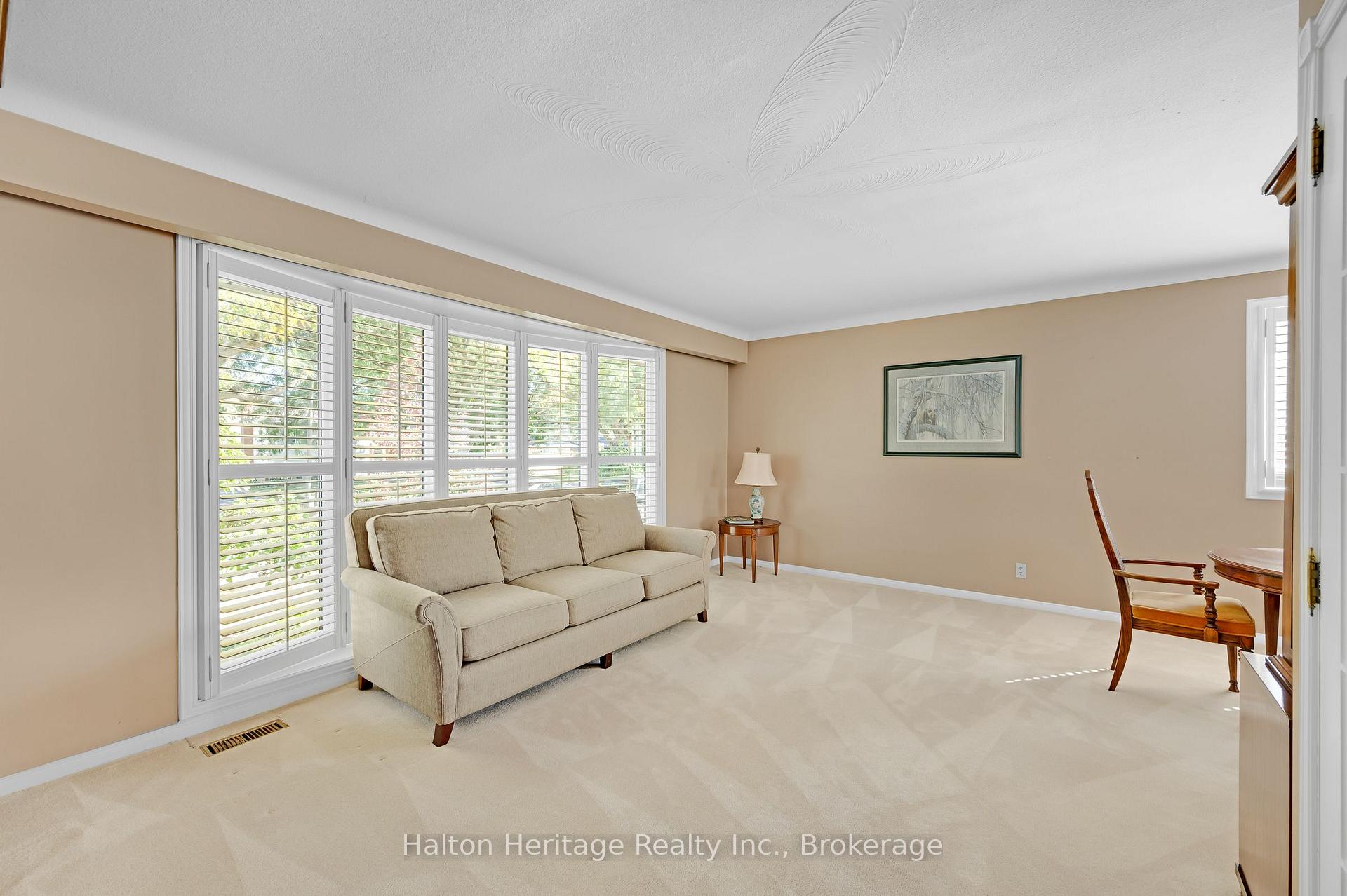 Photo 9 of 588 Louise Drive, Burlington, Shoreacres — HOMEH