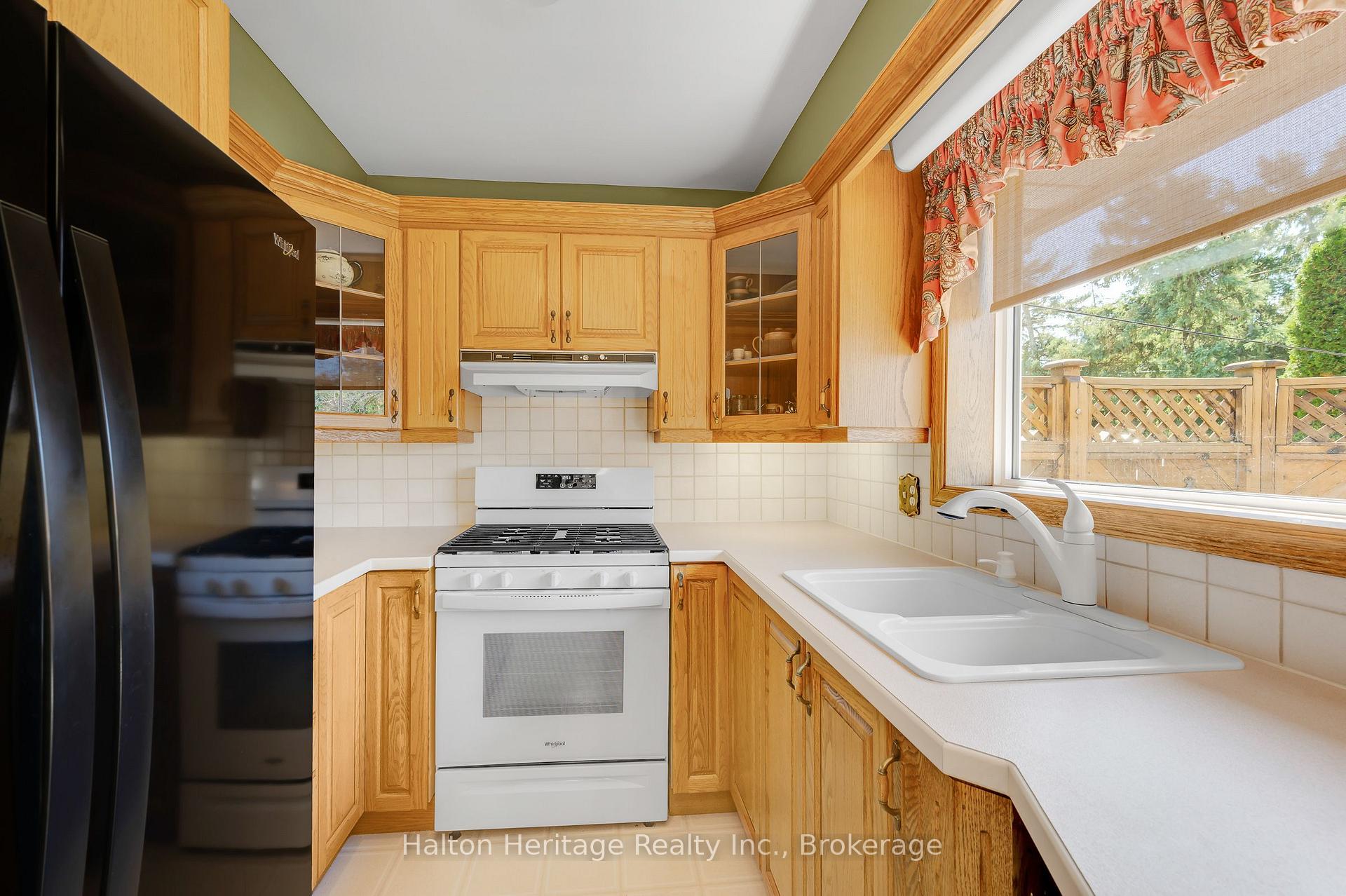 Photo 14 of 588 Louise Drive, Burlington, Shoreacres — HOMEH