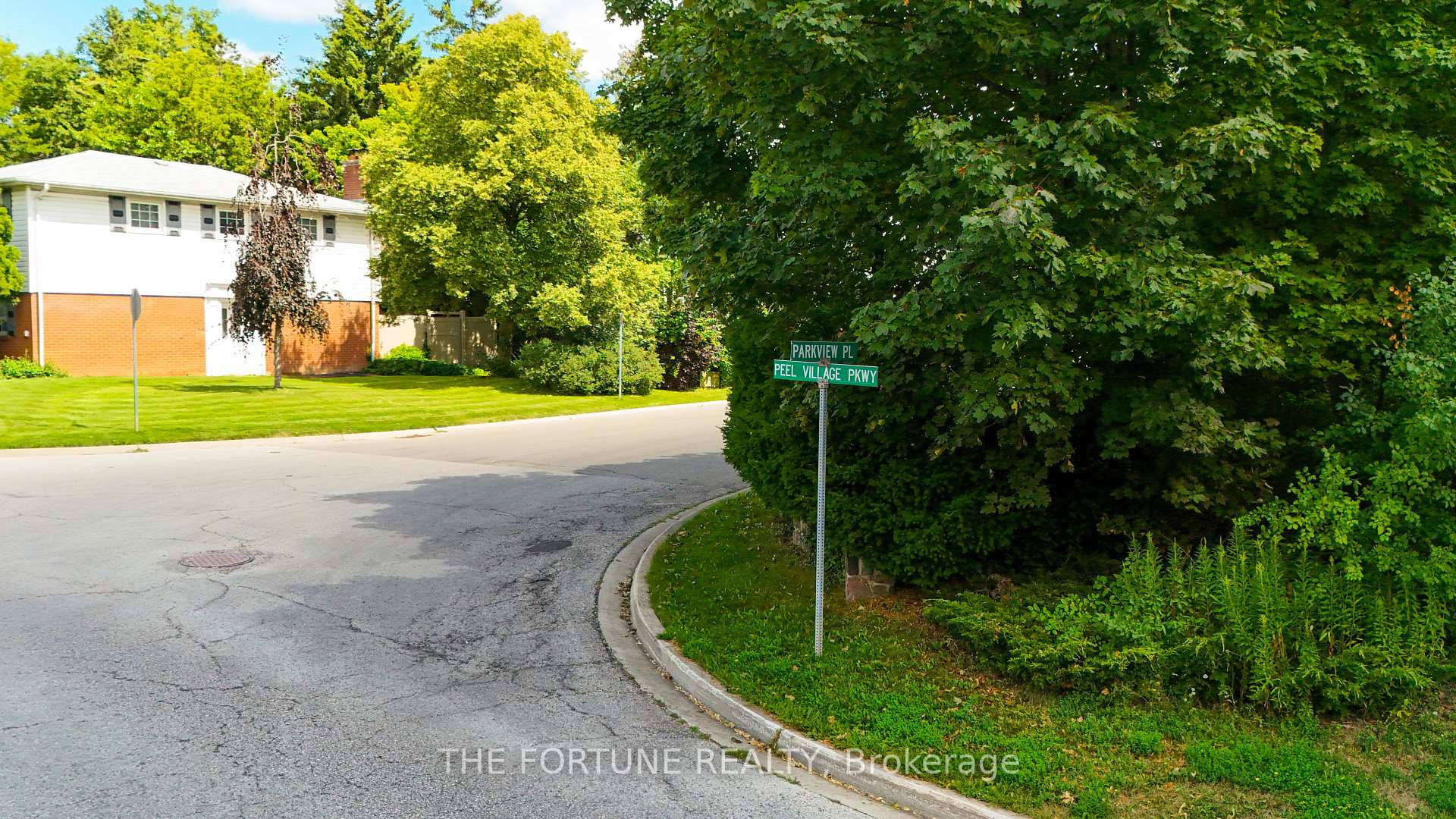Photo 4 of 58 Parkview Place, Brampton, Brampton East — HOMEH