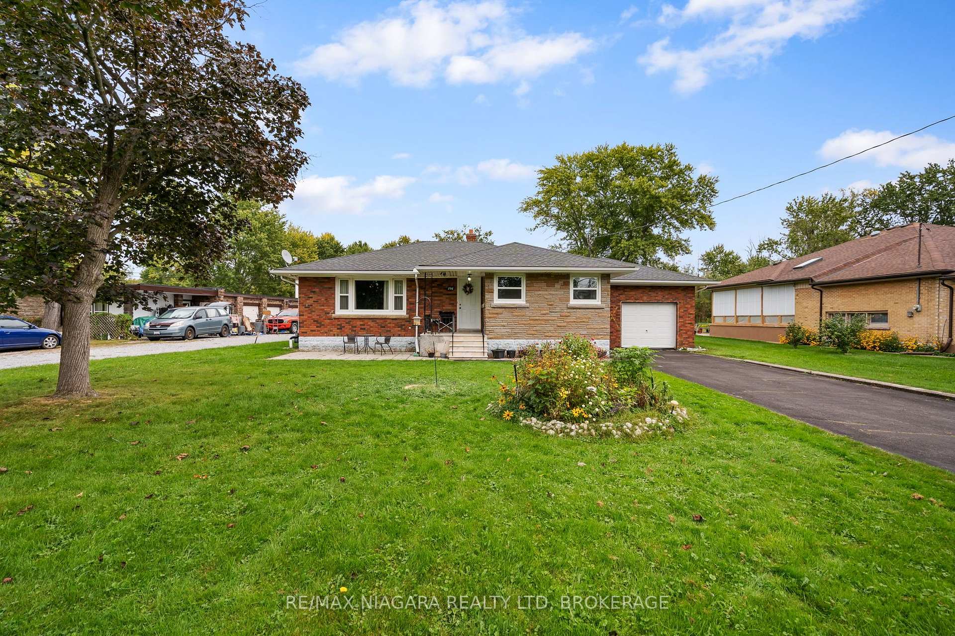 Photo 2 of 256 Kingsway Street, Welland, Dain City — HOMEH