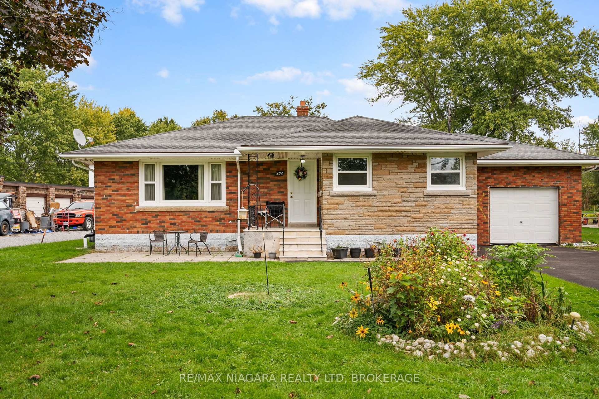 Photo 3 of 256 Kingsway Street, Welland, Dain City — HOMEH