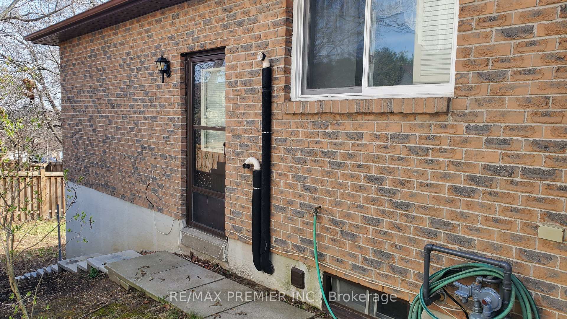 Photo 3 of Unit Bsmt, 77 Fox Run, Barrie, Letitia Heights — HOMEH