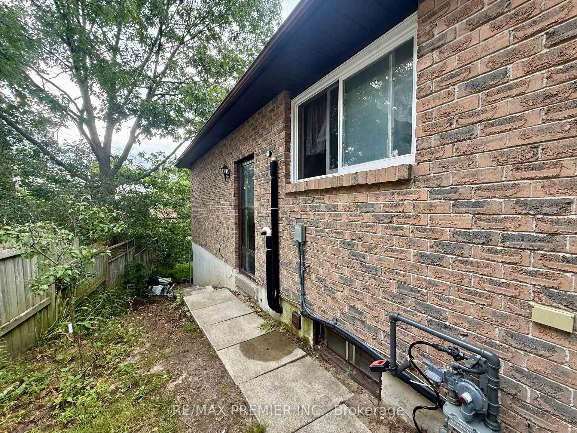 Photo 4 of Unit Bsmt, 77 Fox Run, Barrie, Letitia Heights — HOMEH