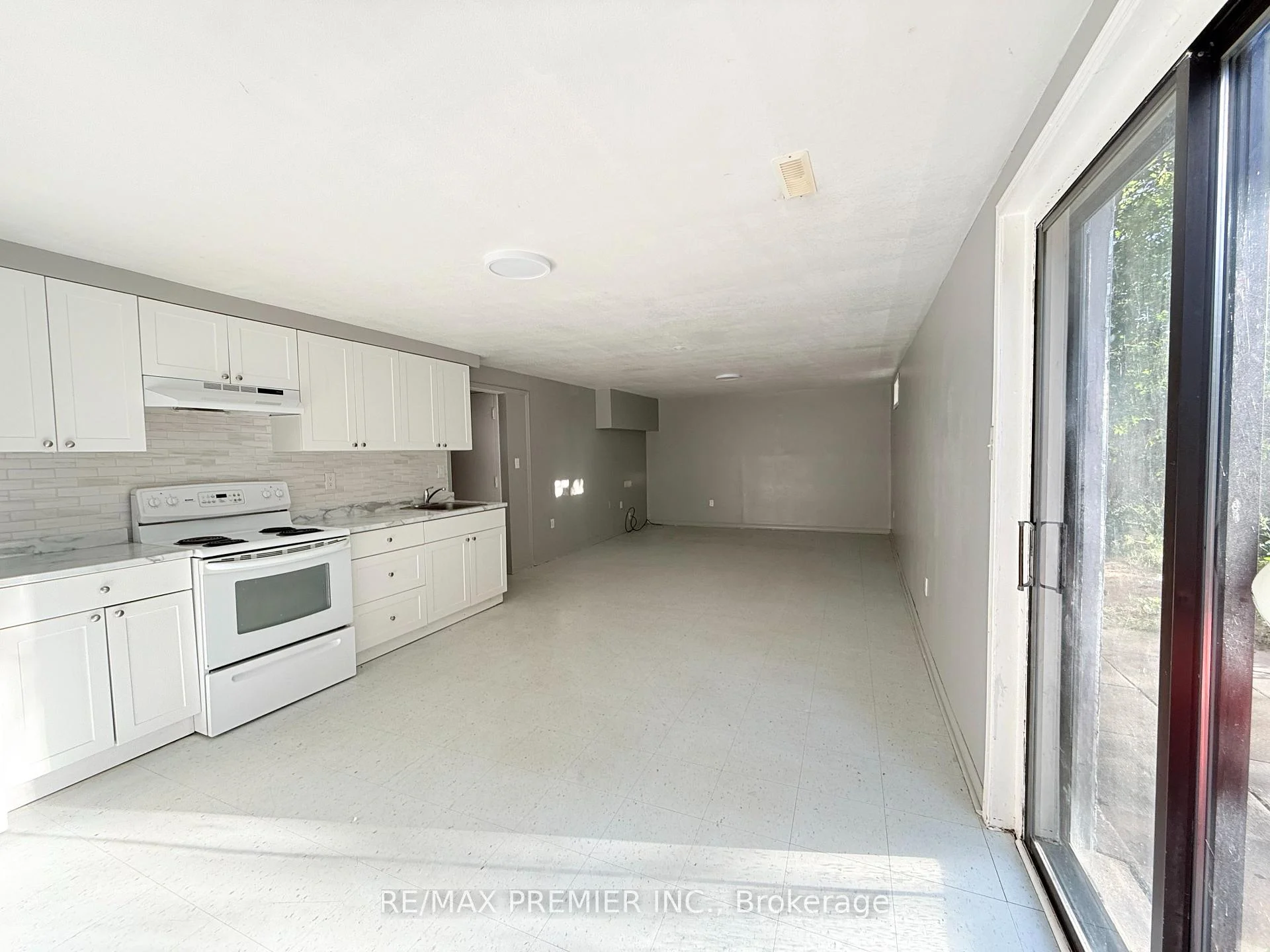 Photo 12 of Unit Bsmt, 77 Fox Run, Barrie, Letitia Heights — HOMEH