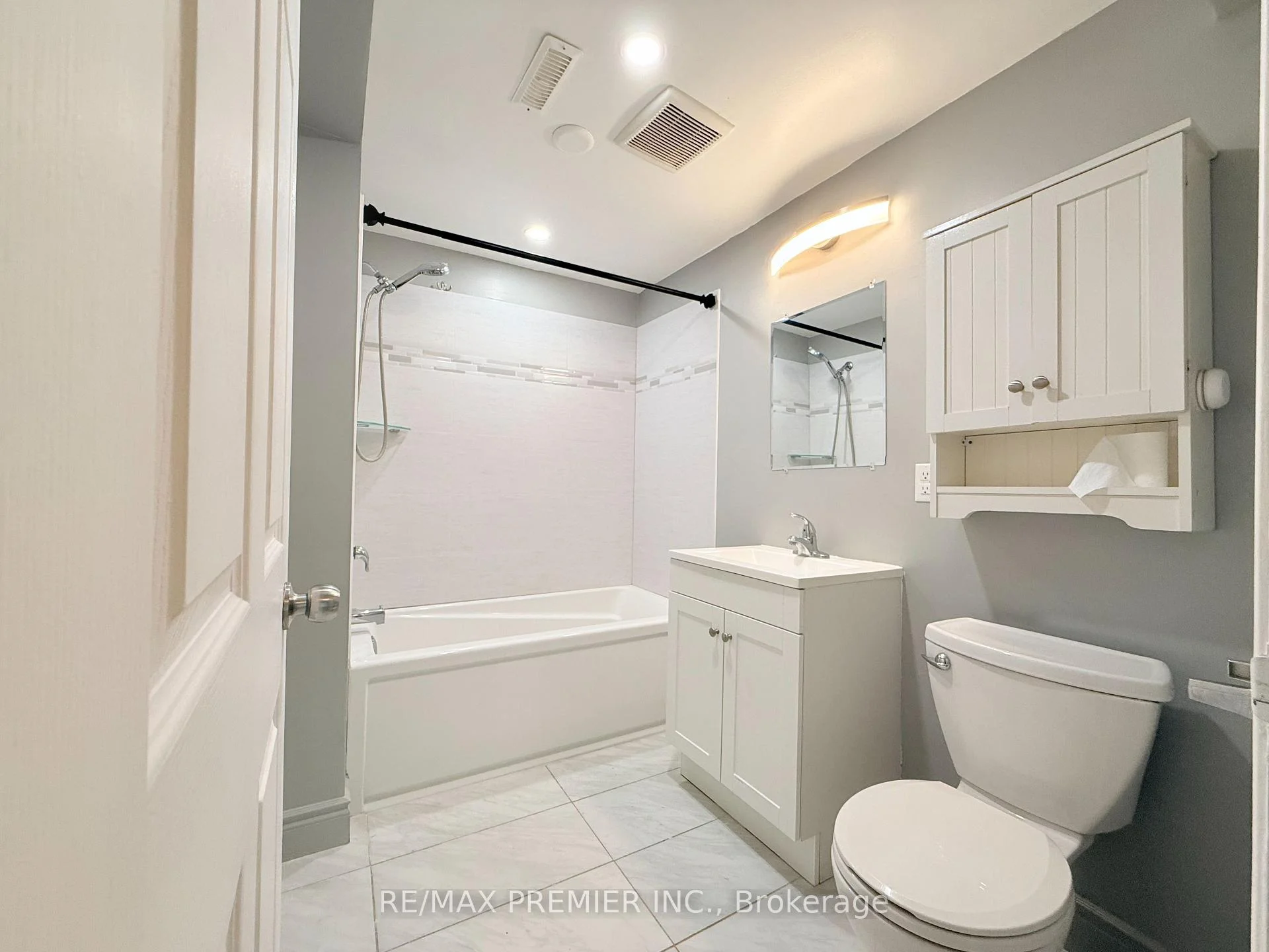 Photo 37 of Unit Bsmt, 77 Fox Run, Barrie, Letitia Heights — HOMEH