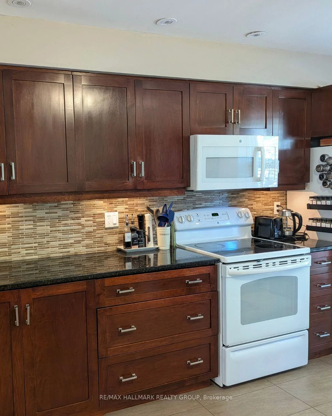 Photo 8 of 144 Springhurst Avenue, Ottawa, Ottawa East — HOMEH