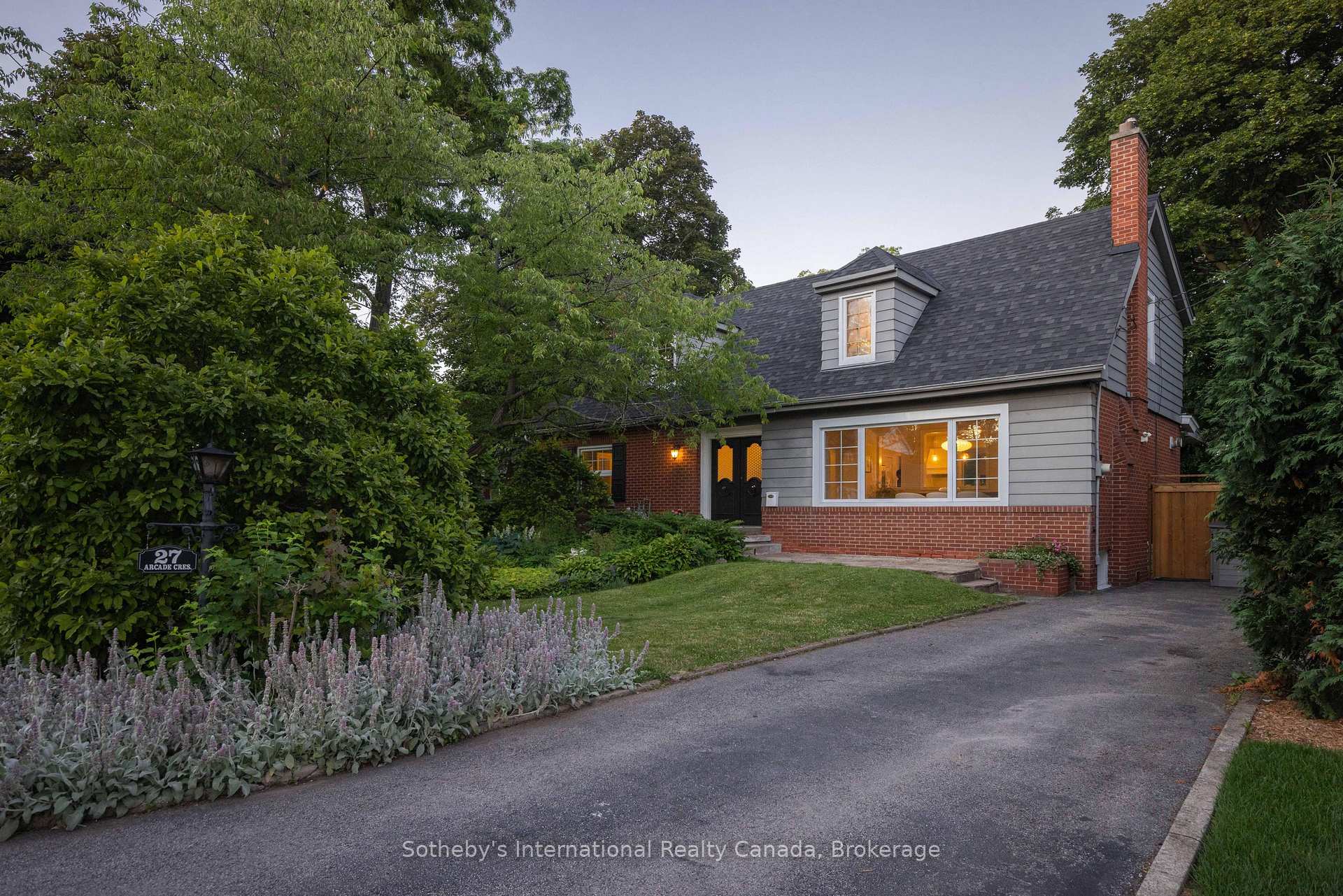 Photo of 27 Arcade Crescent