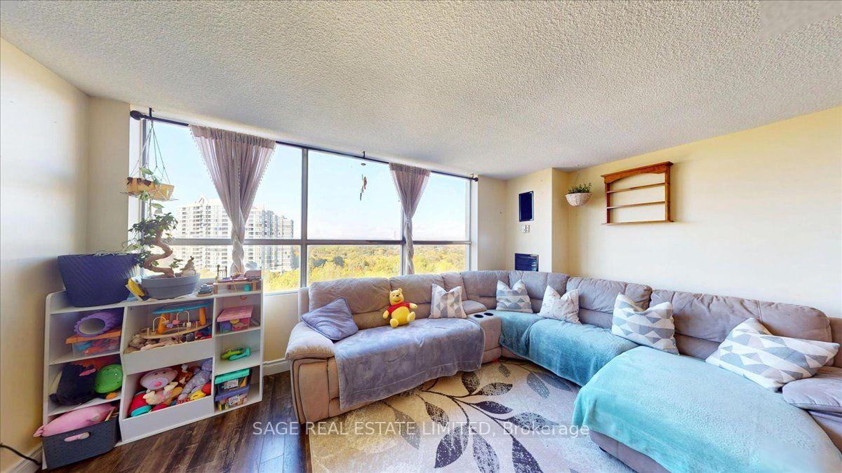 Photo 3 of 40 Panorama Court, Etobicoke, Mount Olive-Silverstone-Jamestown — HOMEH