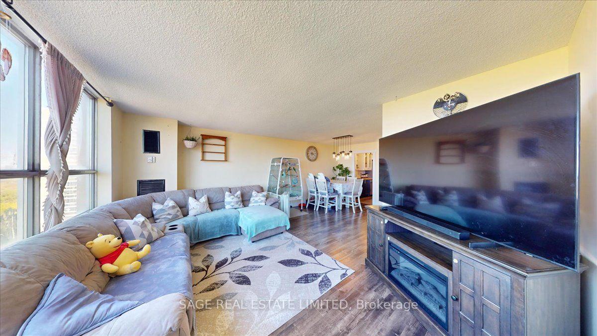 Photo 4 of 40 Panorama Court, Etobicoke, Mount Olive-Silverstone-Jamestown — HOMEH