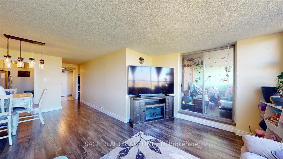 Photo 7 of 40 Panorama Court, Etobicoke, Mount Olive-Silverstone-Jamestown — HOMEH