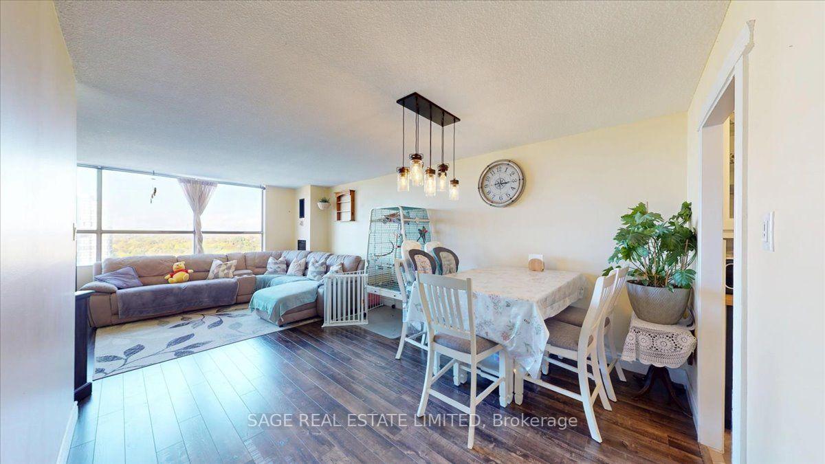 Photo 8 of 40 Panorama Court, Etobicoke, Mount Olive-Silverstone-Jamestown — HOMEH