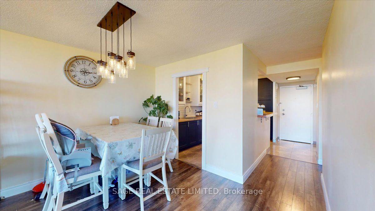 Photo 10 of 40 Panorama Court, Etobicoke, Mount Olive-Silverstone-Jamestown — HOMEH