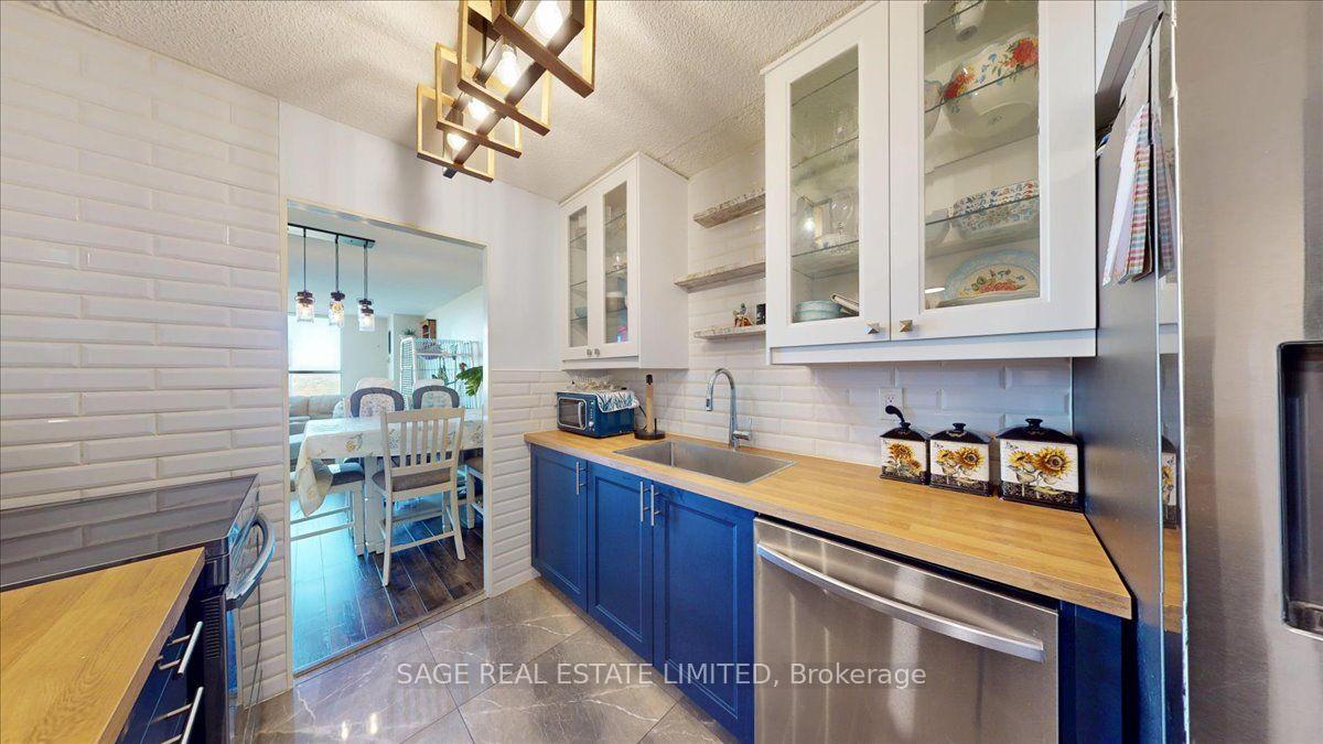 Photo 11 of 40 Panorama Court, Etobicoke, Mount Olive-Silverstone-Jamestown — HOMEH