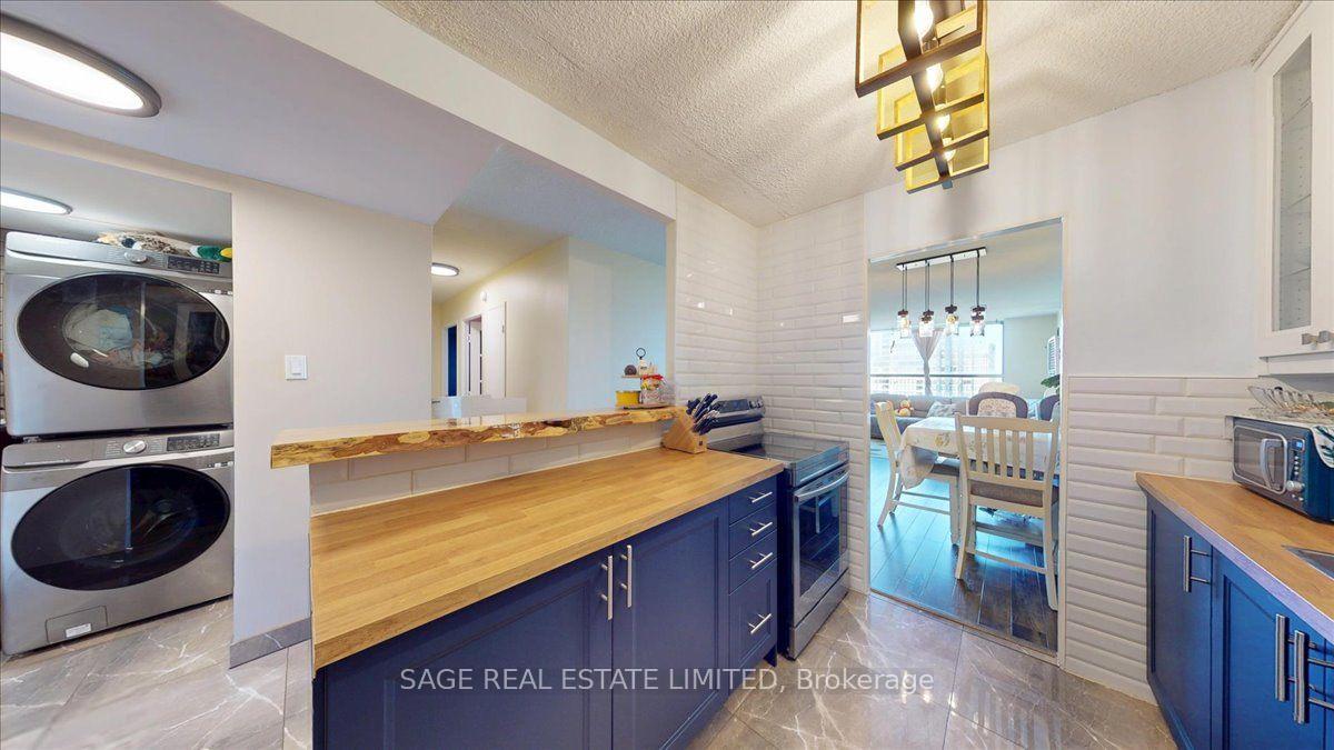 Photo 12 of 40 Panorama Court, Etobicoke, Mount Olive-Silverstone-Jamestown — HOMEH