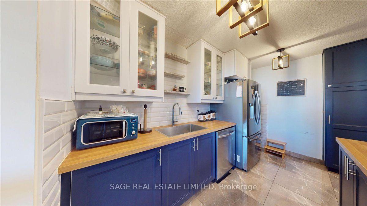 Photo 13 of 40 Panorama Court, Etobicoke, Mount Olive-Silverstone-Jamestown — HOMEH