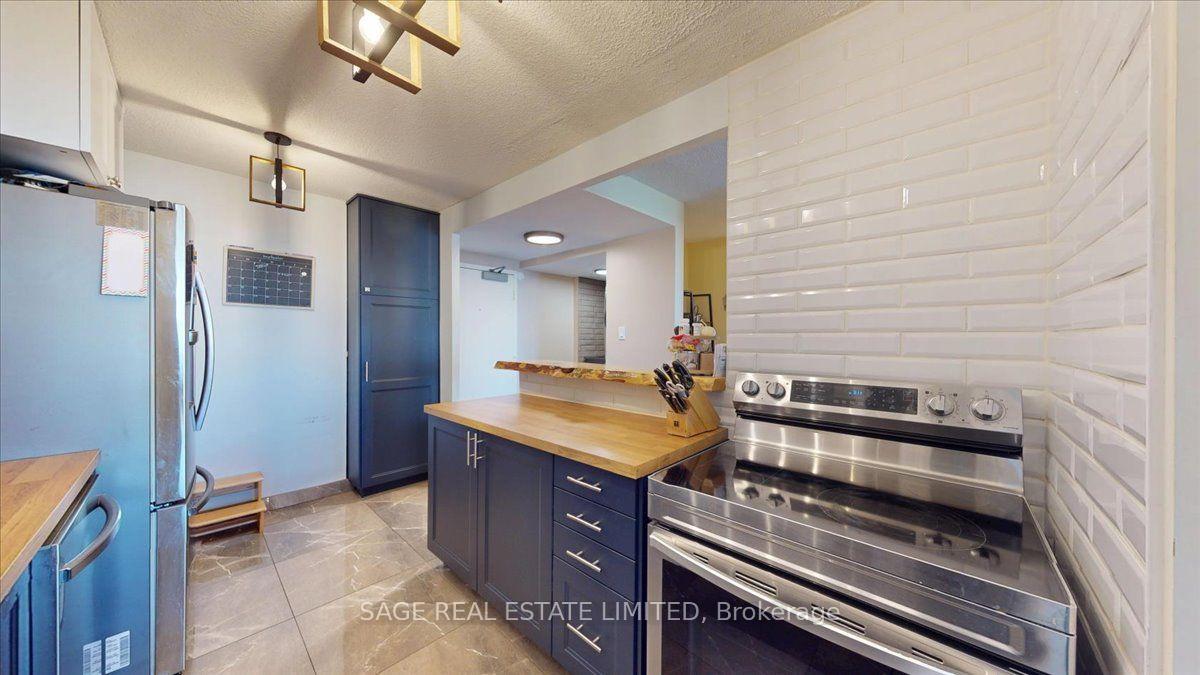 Photo 14 of 40 Panorama Court, Etobicoke, Mount Olive-Silverstone-Jamestown — HOMEH