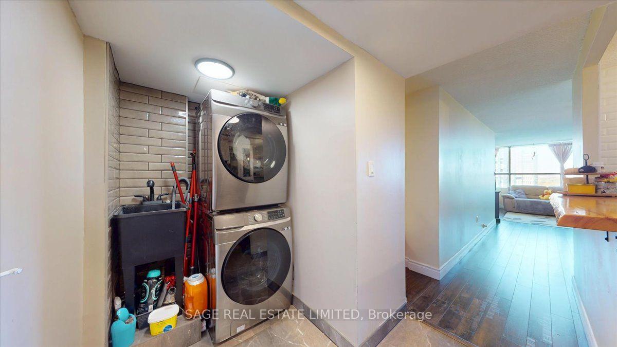 Photo 17 of 40 Panorama Court, Etobicoke, Mount Olive-Silverstone-Jamestown — HOMEH