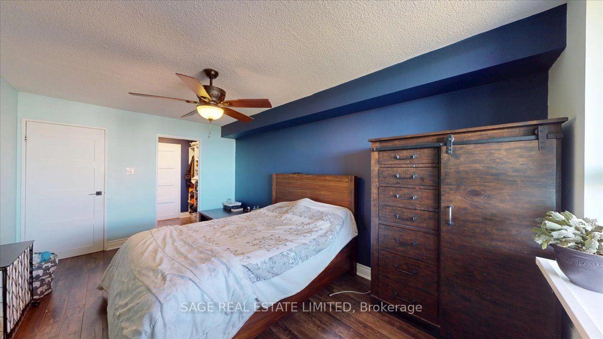 Photo 20 of 40 Panorama Court, Etobicoke, Mount Olive-Silverstone-Jamestown — HOMEH