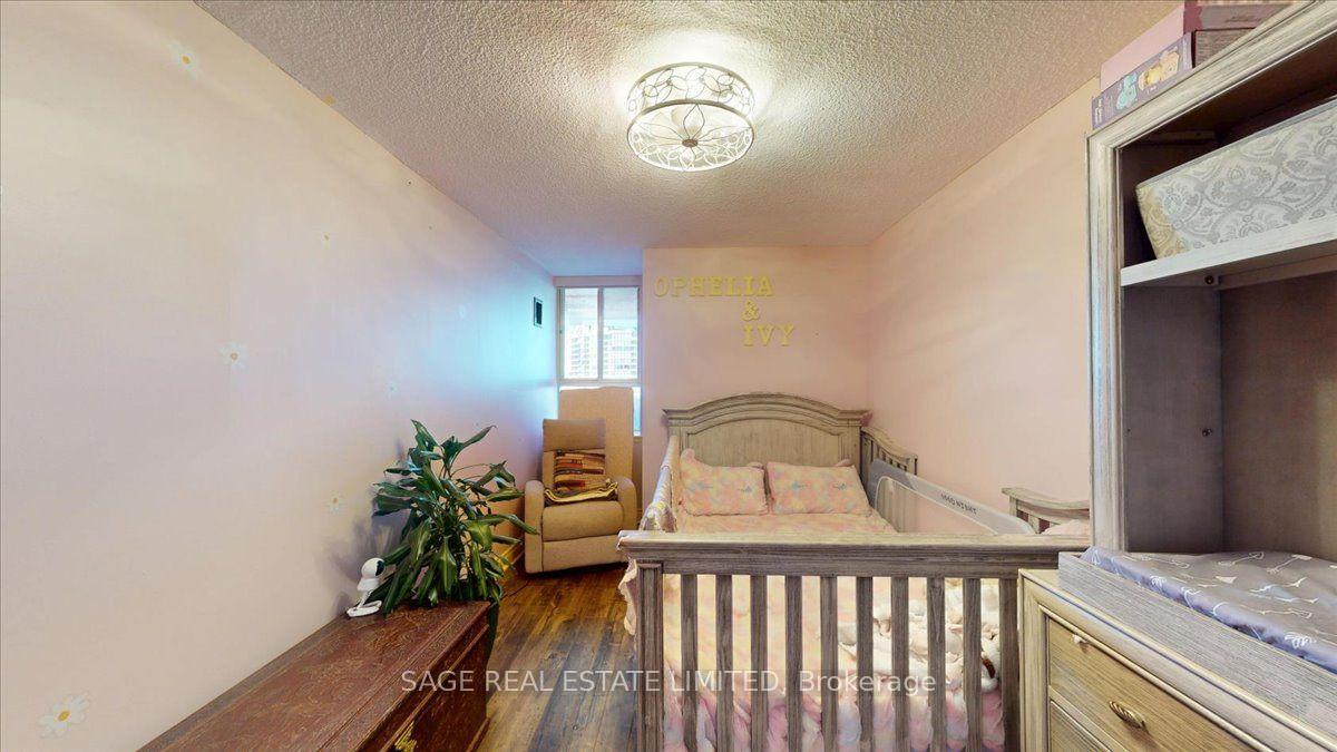 Photo 27 of 40 Panorama Court, Etobicoke, Mount Olive-Silverstone-Jamestown — HOMEH