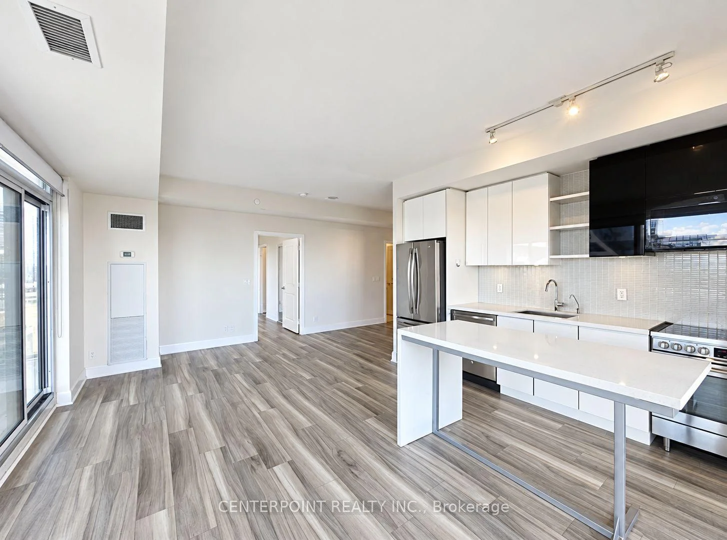 Photo 4 of Unit 810, 33 Shore Breeze Drive, Etobicoke, Mimico — HOMEH