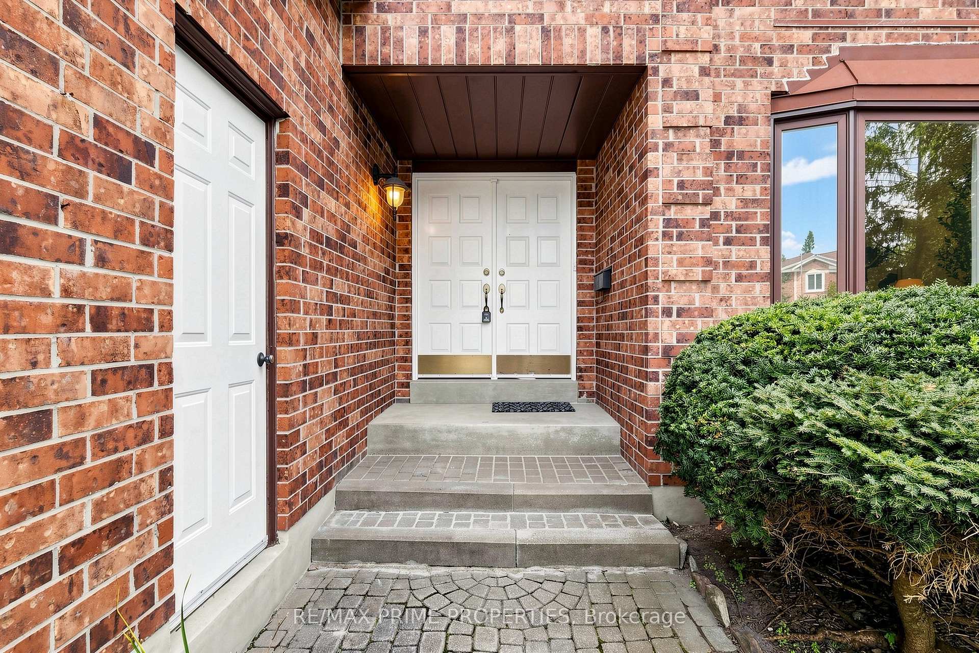 Photo 2 of 105 Tilman Circle, Markham, Markham Village — HOMEH
