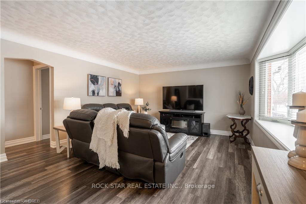Photo 2 of 22 Fernwood Crescent, Hamilton, Hampton Heights — HOMEH
