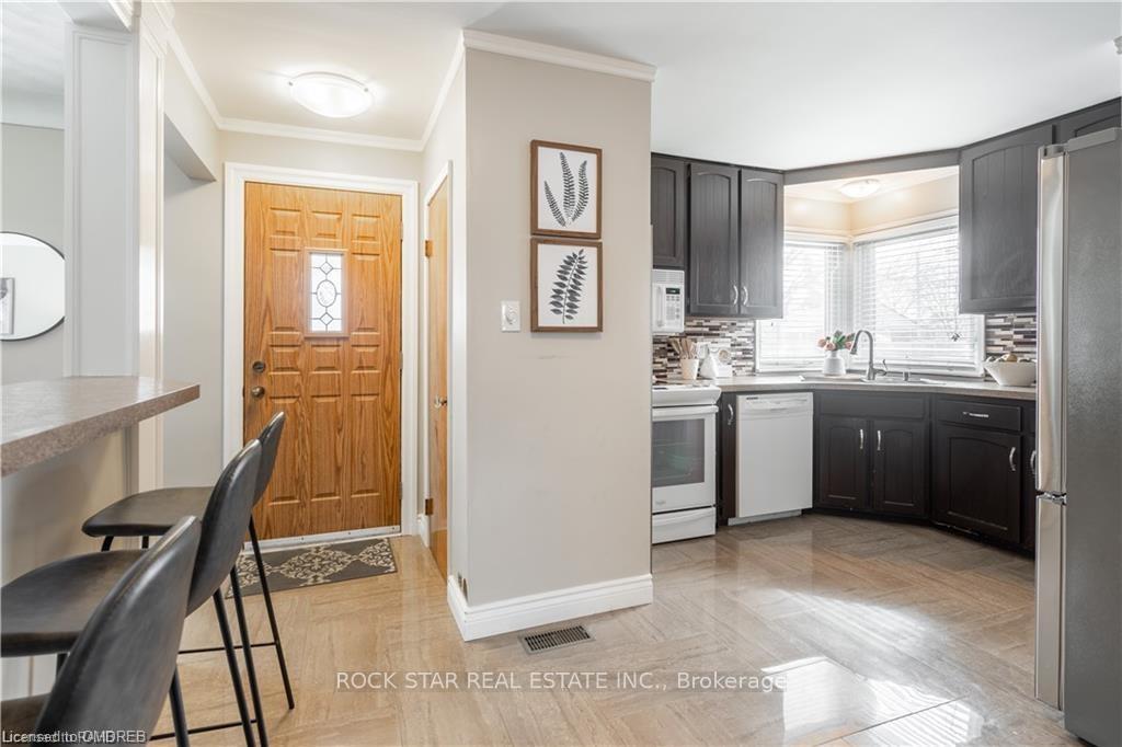 Photo 10 of 22 Fernwood Crescent, Hamilton, Hampton Heights — HOMEH
