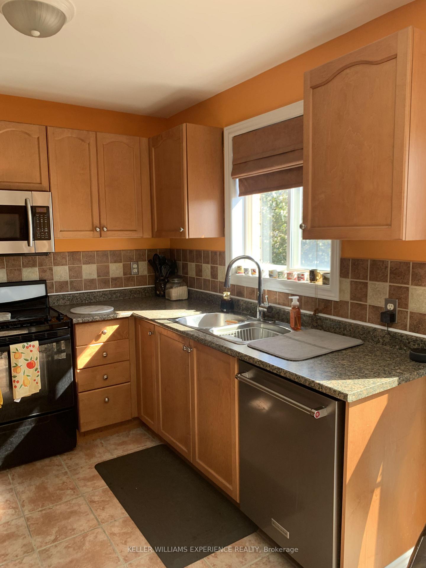 Photo 10 of Unit Upper Level, 59 Nicklaus Drive, Barrie, East Bayfield — HOMEH