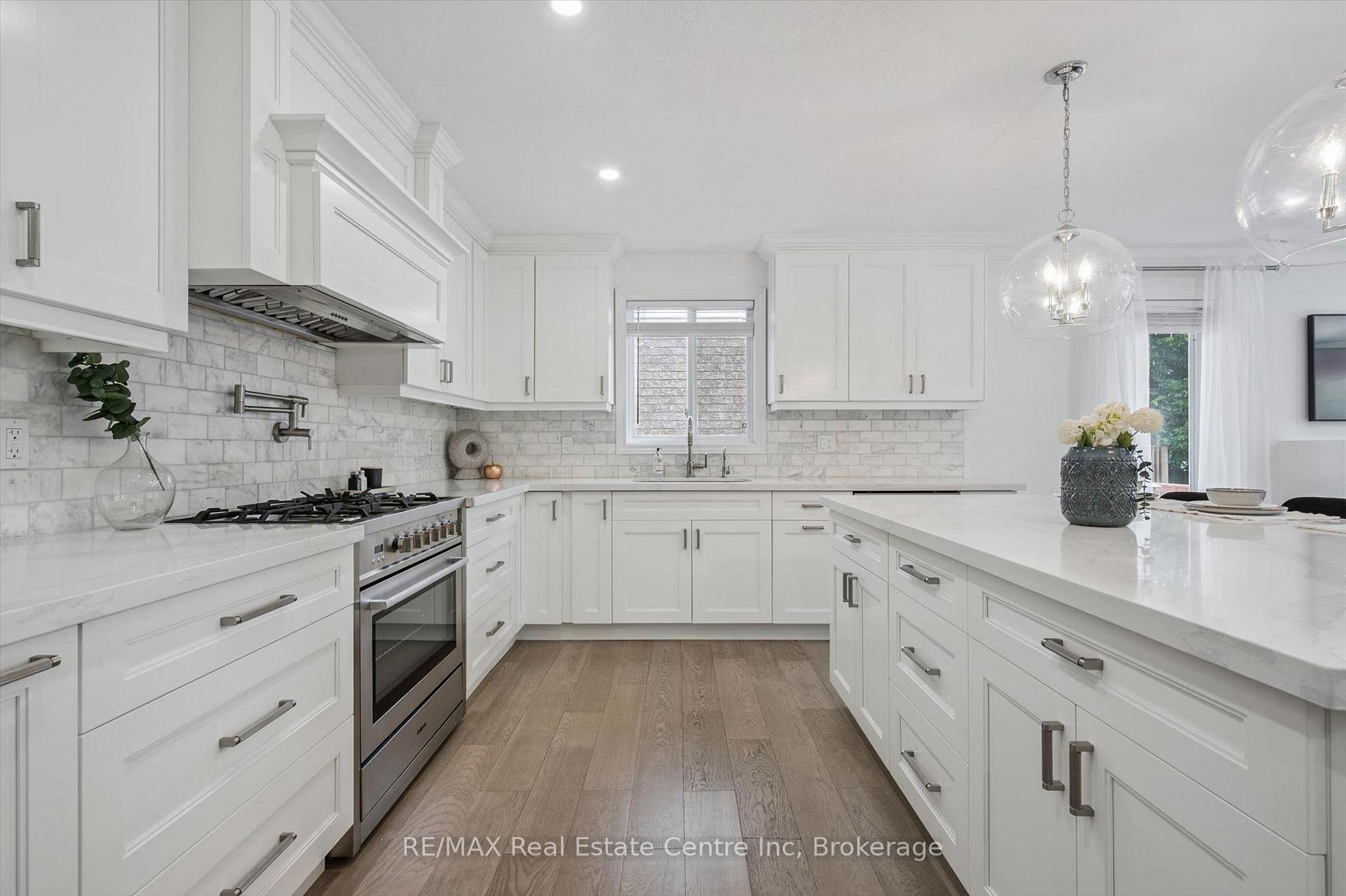 Photo 4 of 18 Keys Crescent, Guelph, Clairfields/Hanlon Business Park — HOMEH