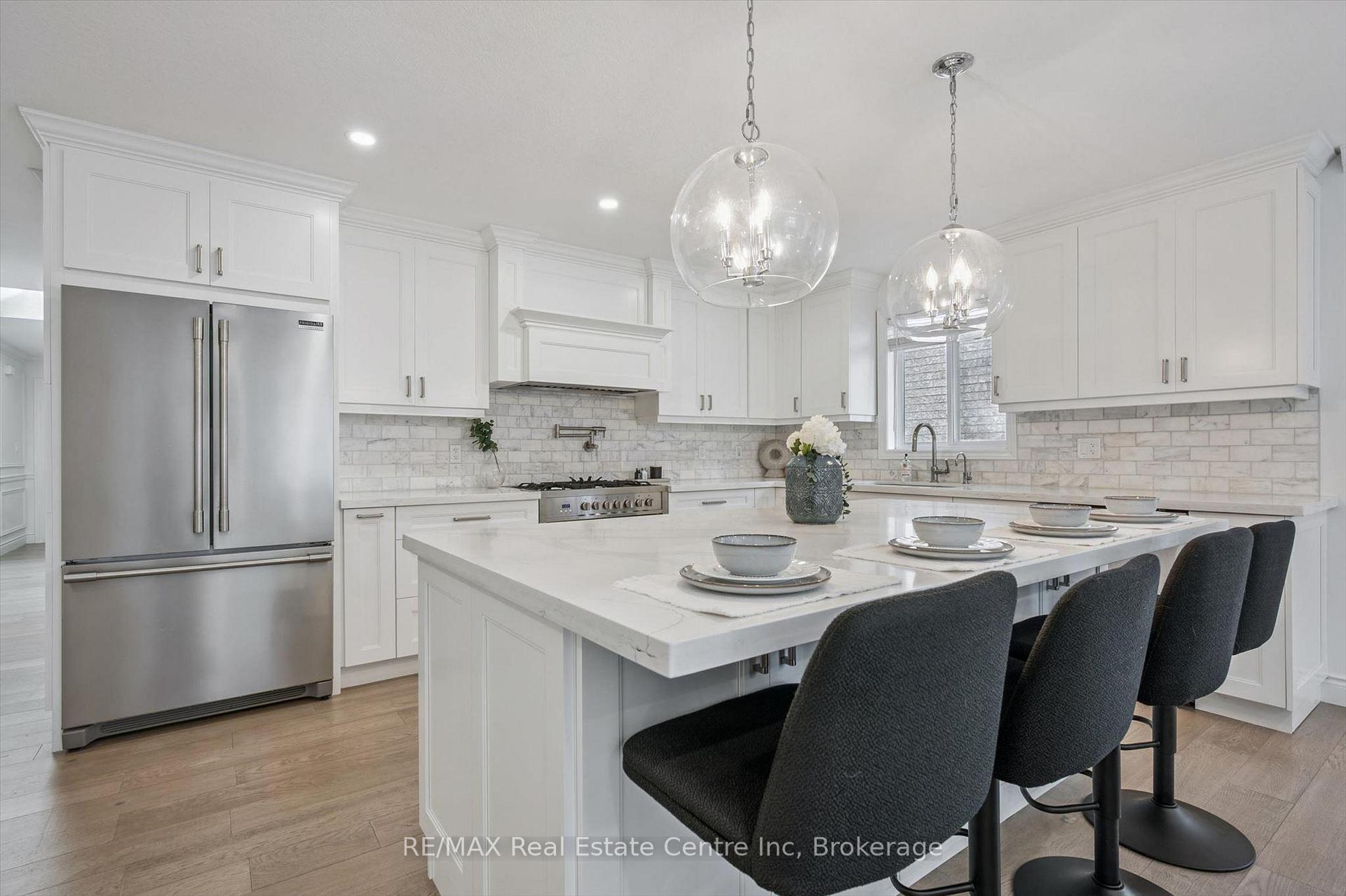 Photo 5 of 18 Keys Crescent, Guelph, Clairfields/Hanlon Business Park — HOMEH