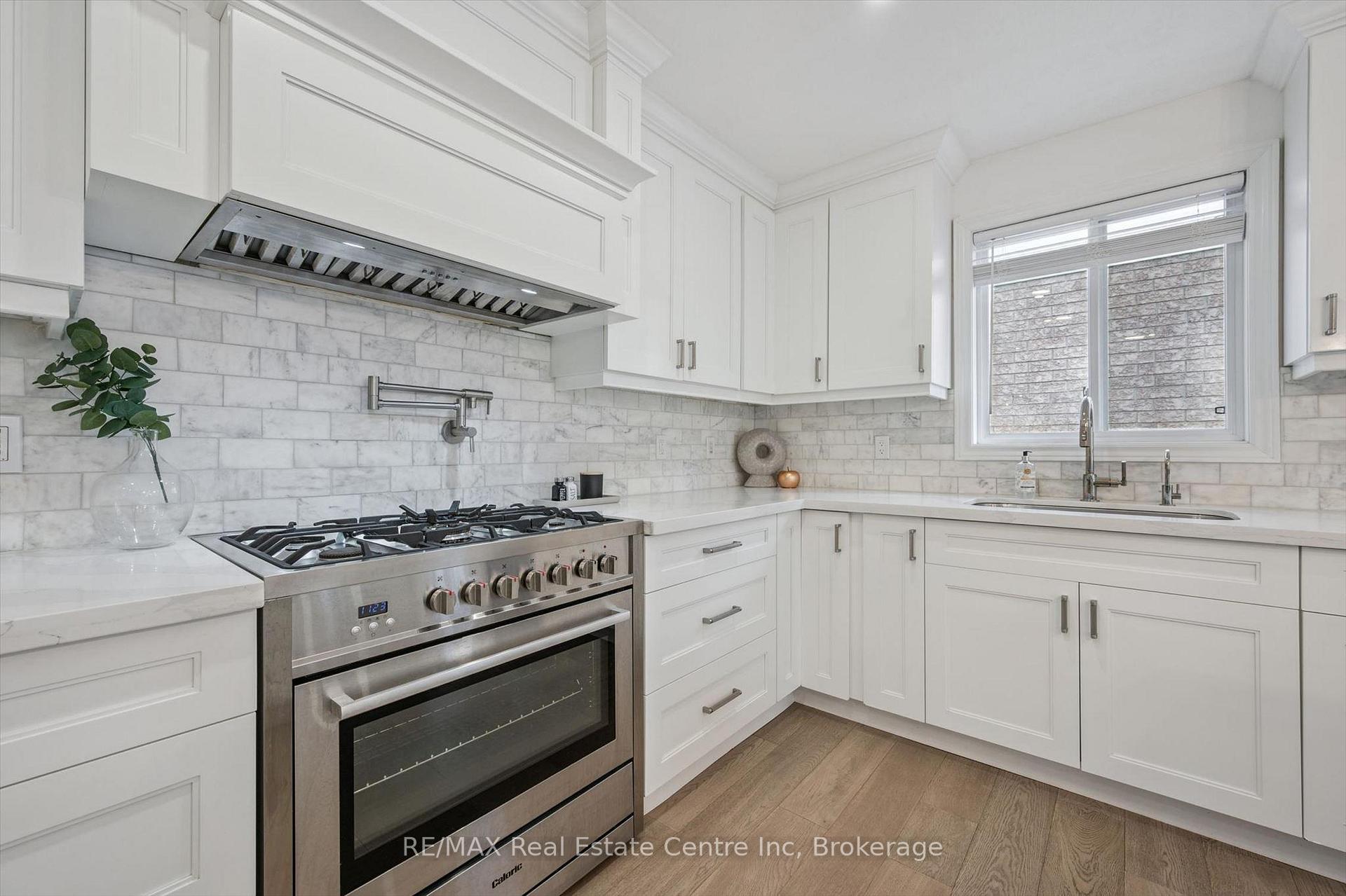 Photo 6 of 18 Keys Crescent, Guelph, Clairfields/Hanlon Business Park — HOMEH