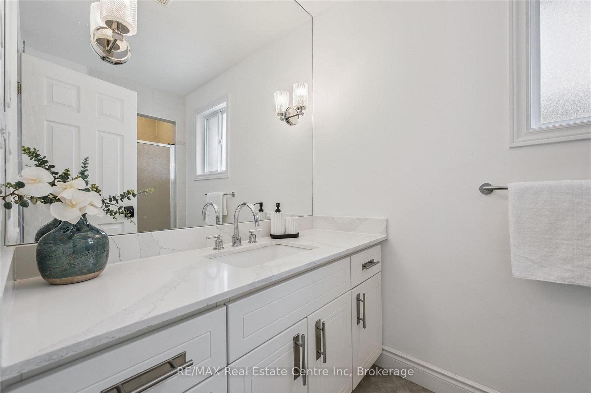 Photo 15 of 18 Keys Crescent, Guelph, Clairfields/Hanlon Business Park — HOMEH