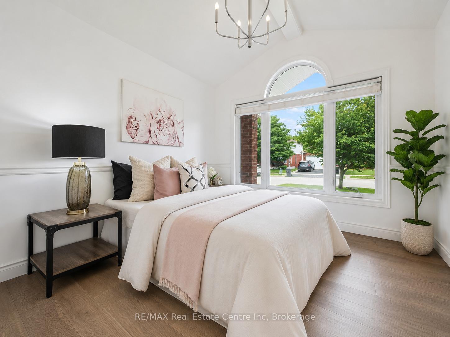 Photo 16 of 18 Keys Crescent, Guelph, Clairfields/Hanlon Business Park — HOMEH