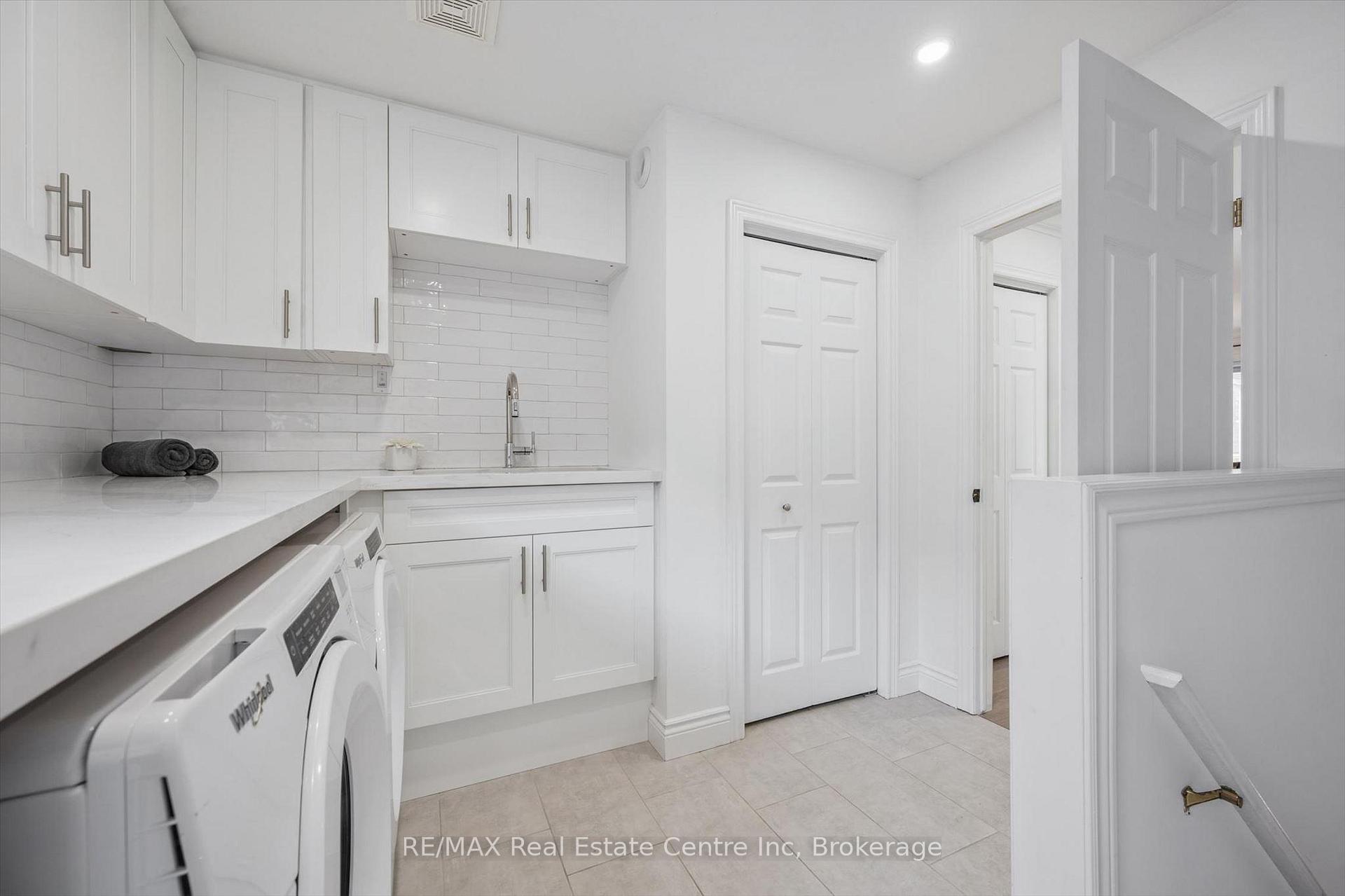 Photo 21 of 18 Keys Crescent, Guelph, Clairfields/Hanlon Business Park — HOMEH