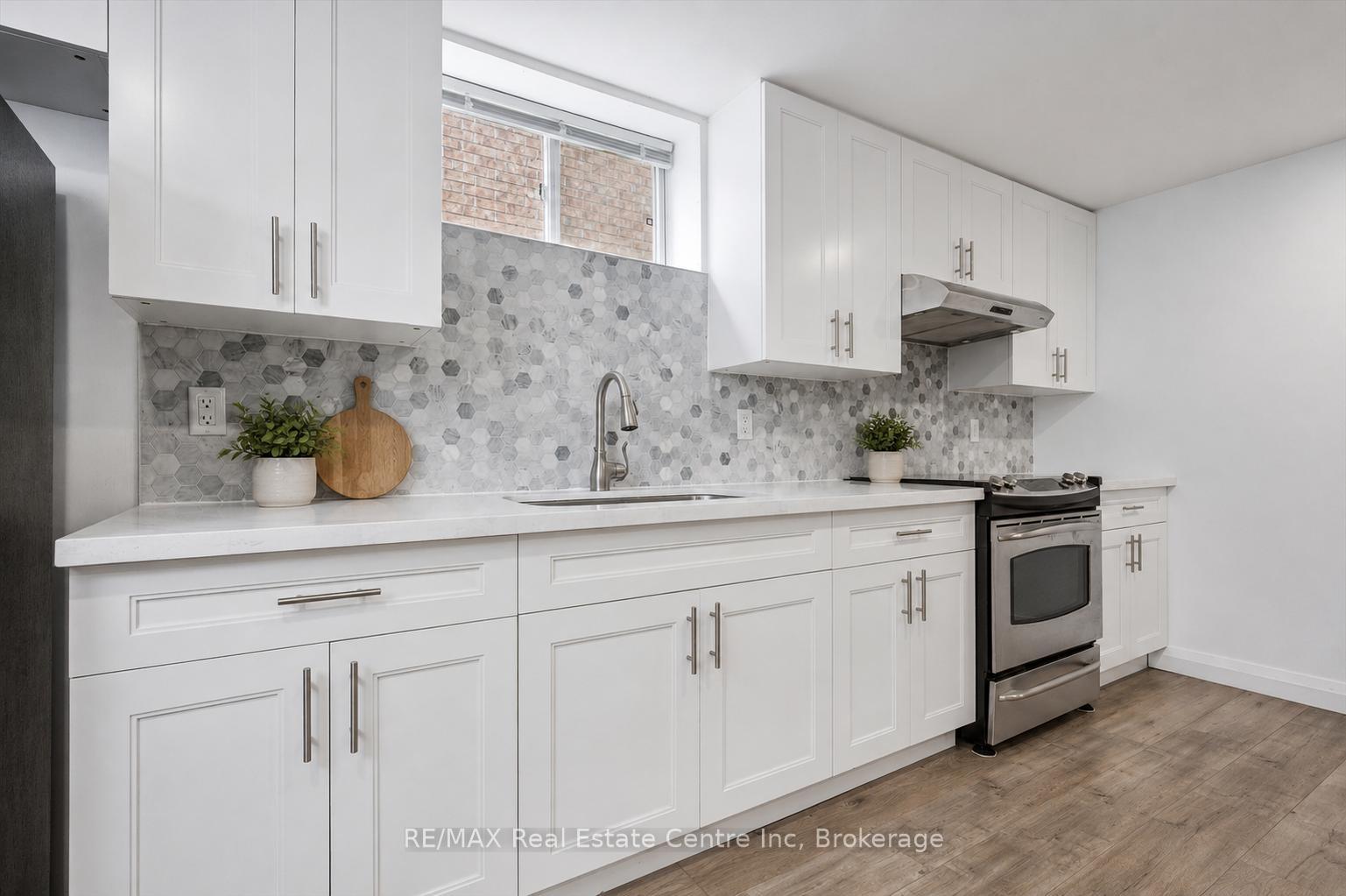 Photo 24 of 18 Keys Crescent, Guelph, Clairfields/Hanlon Business Park — HOMEH