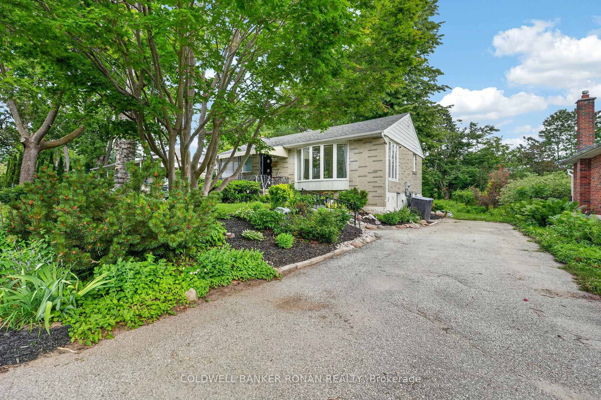 Photo 2 of 9 Vine Street, Barrie, Sunnidale — HOMEH