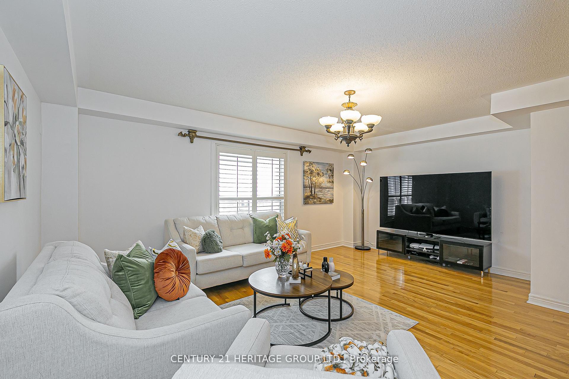 Photo 4 of 29 Eminence Road, Vaughan, Patterson — HOMEH