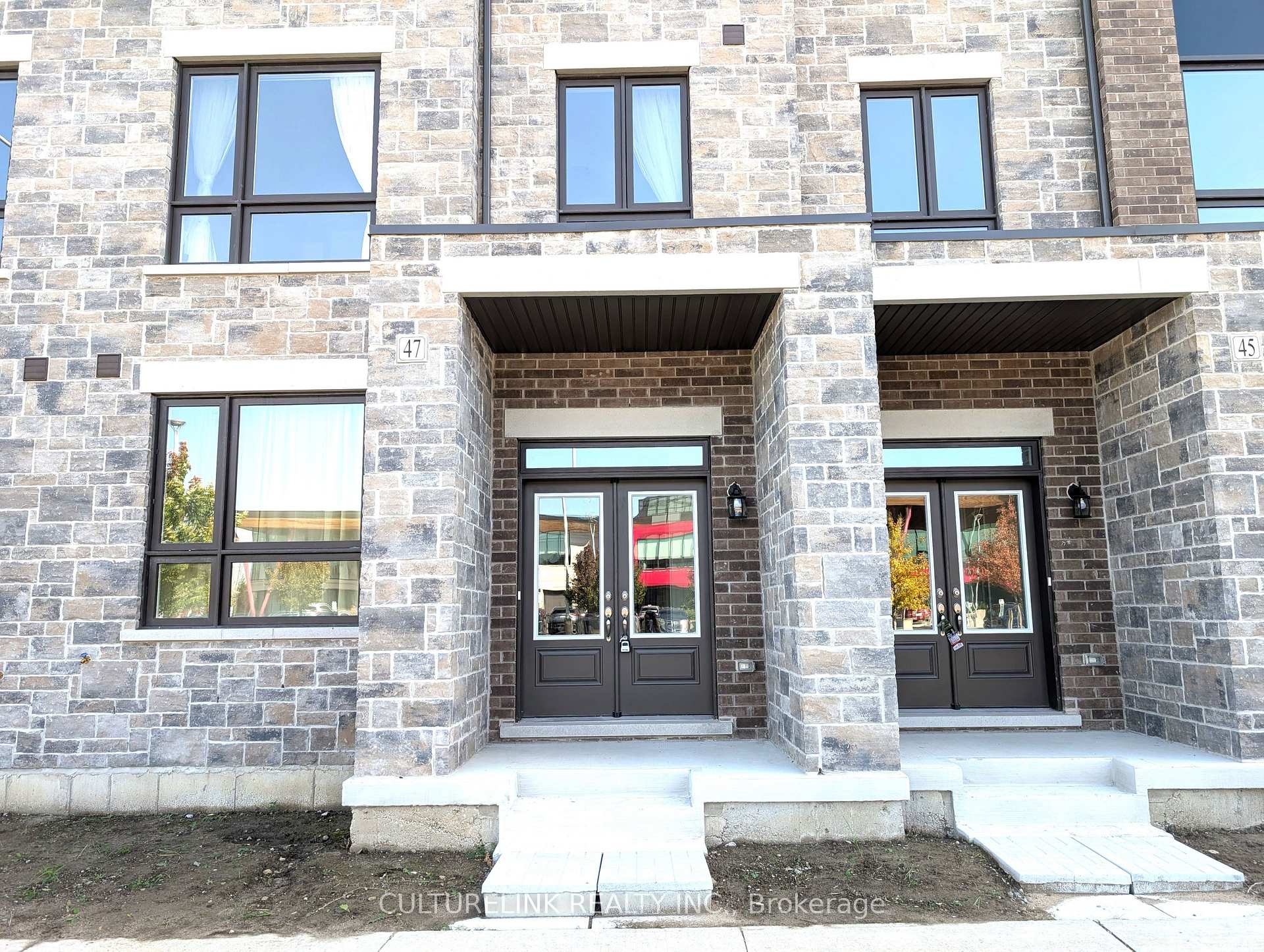 Photo 2 of 47 Mumbai Drive, Markham, Middlefield — HOMEH