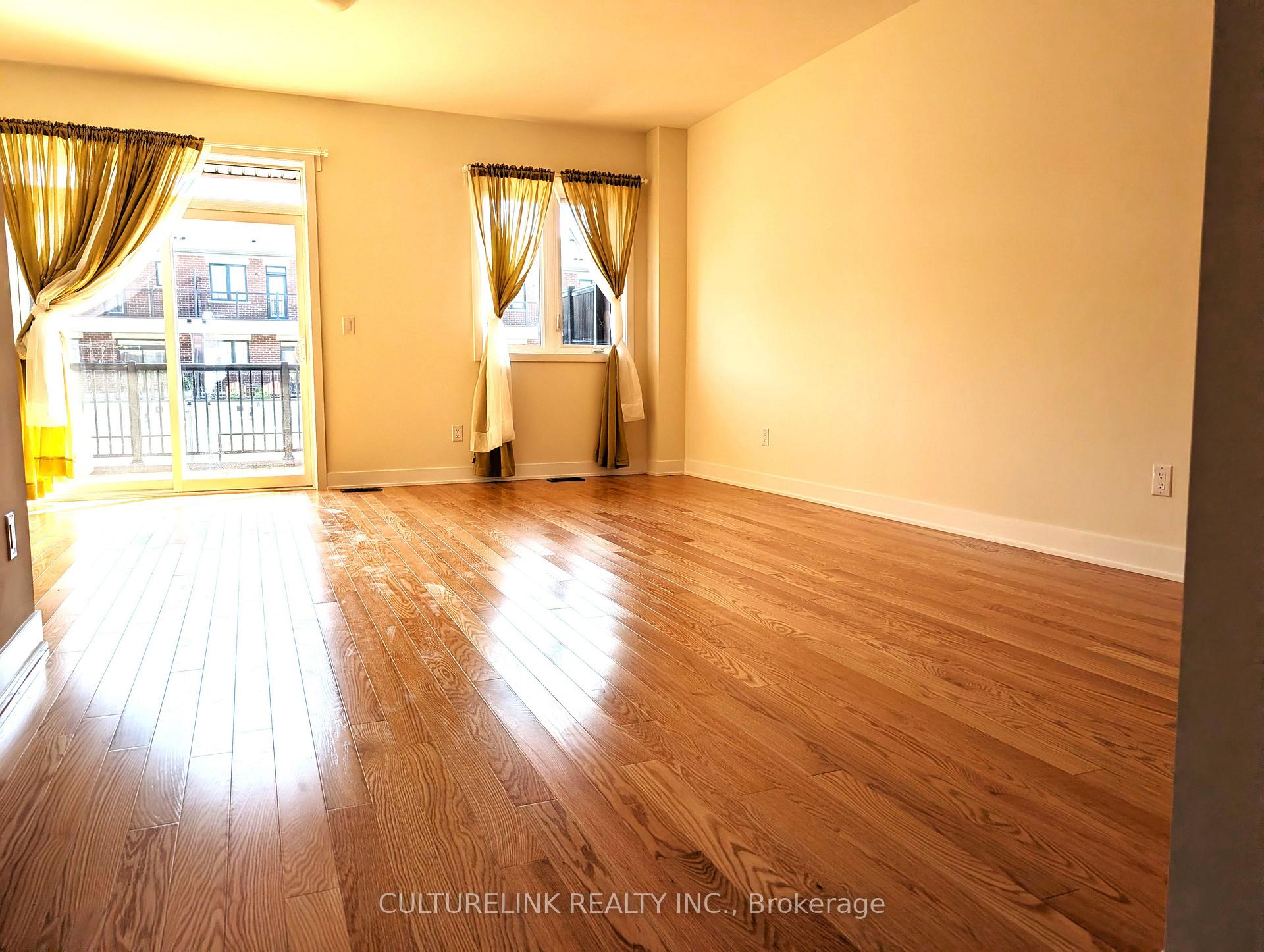 Photo 4 of 47 Mumbai Drive, Markham, Middlefield — HOMEH