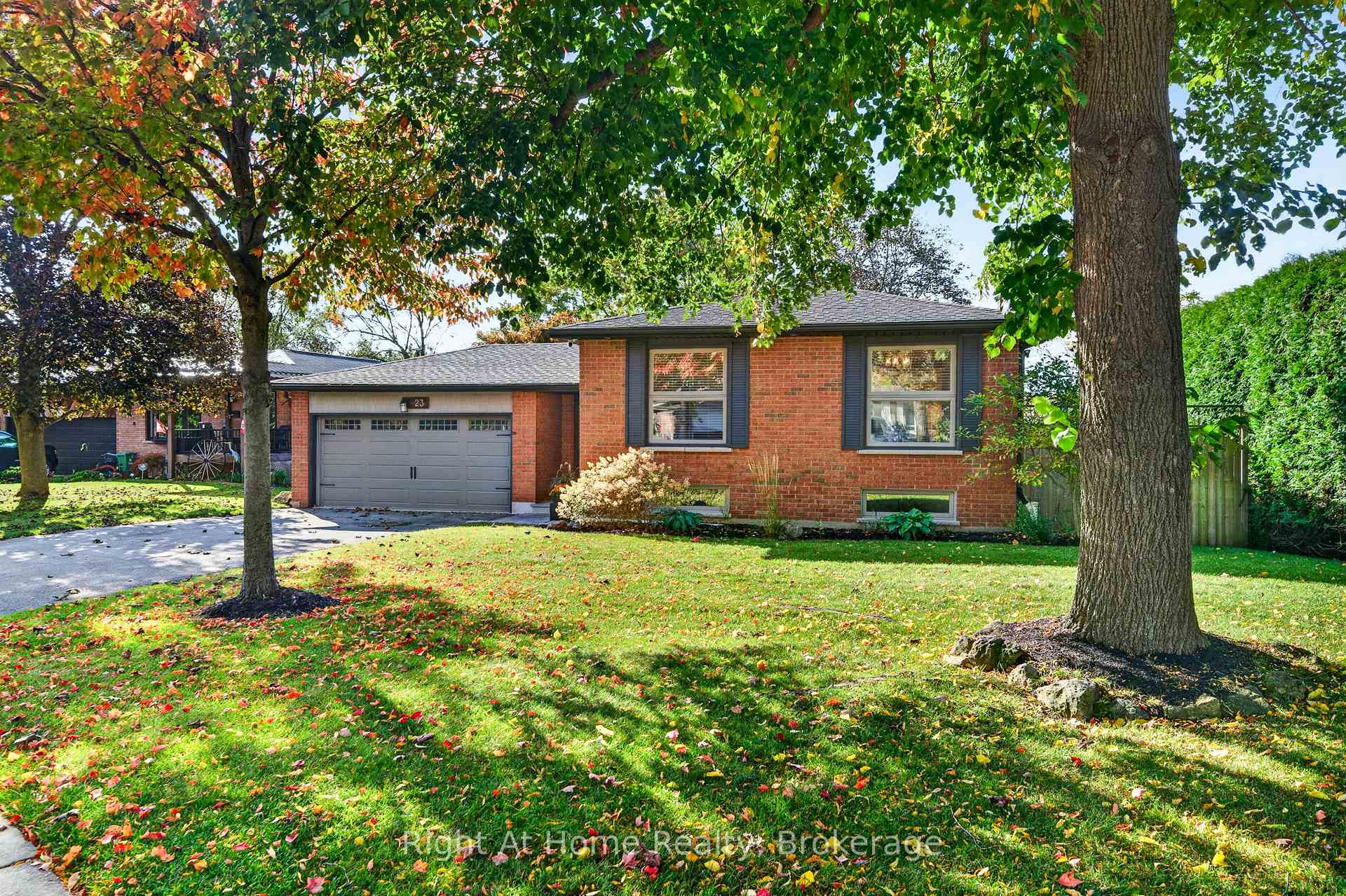 Photo 2 of 23 Laurendale Avenue, Hamilton, Waterdown — HOMEH